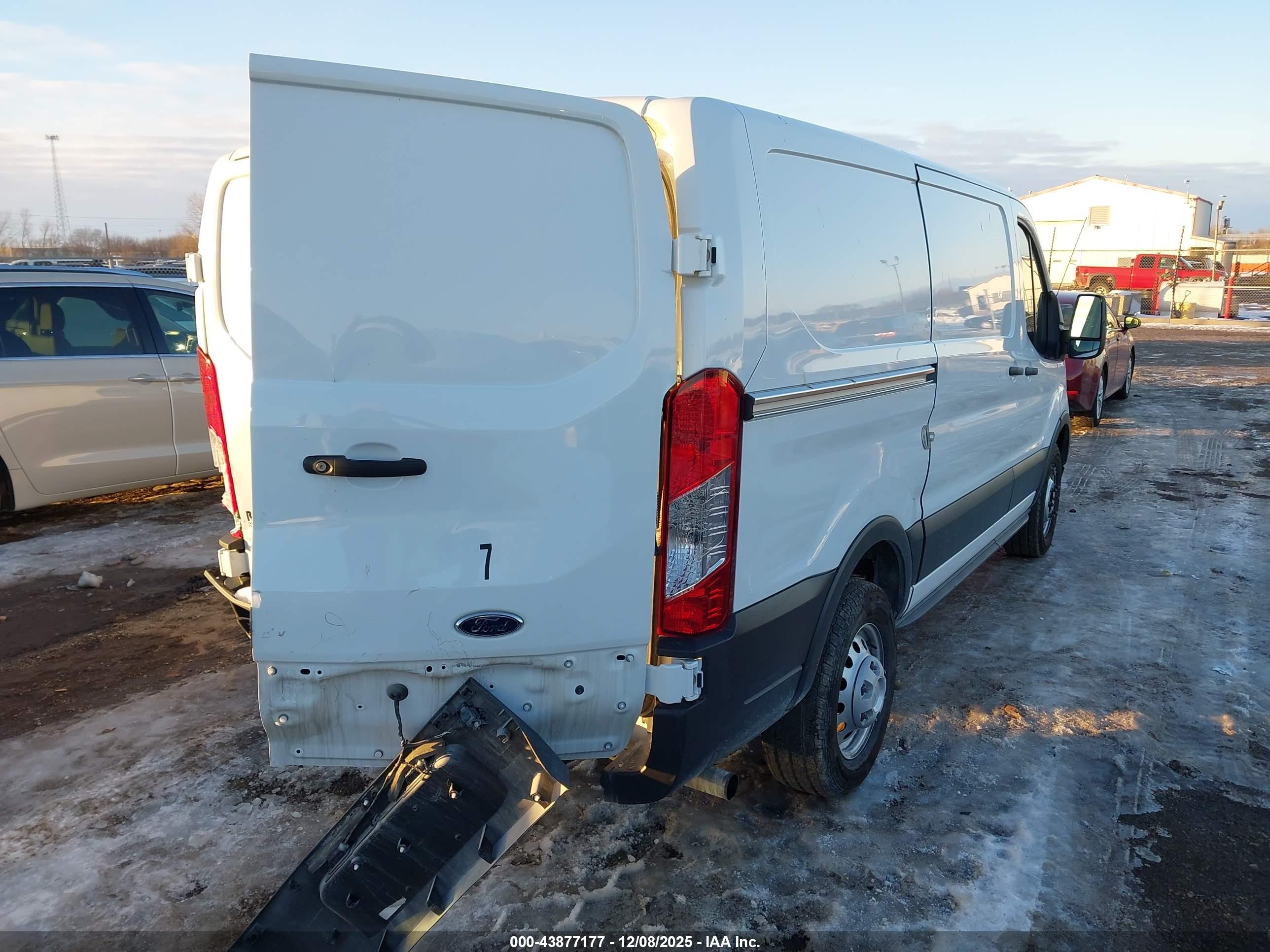 FORD TRANSIT-150 image 4