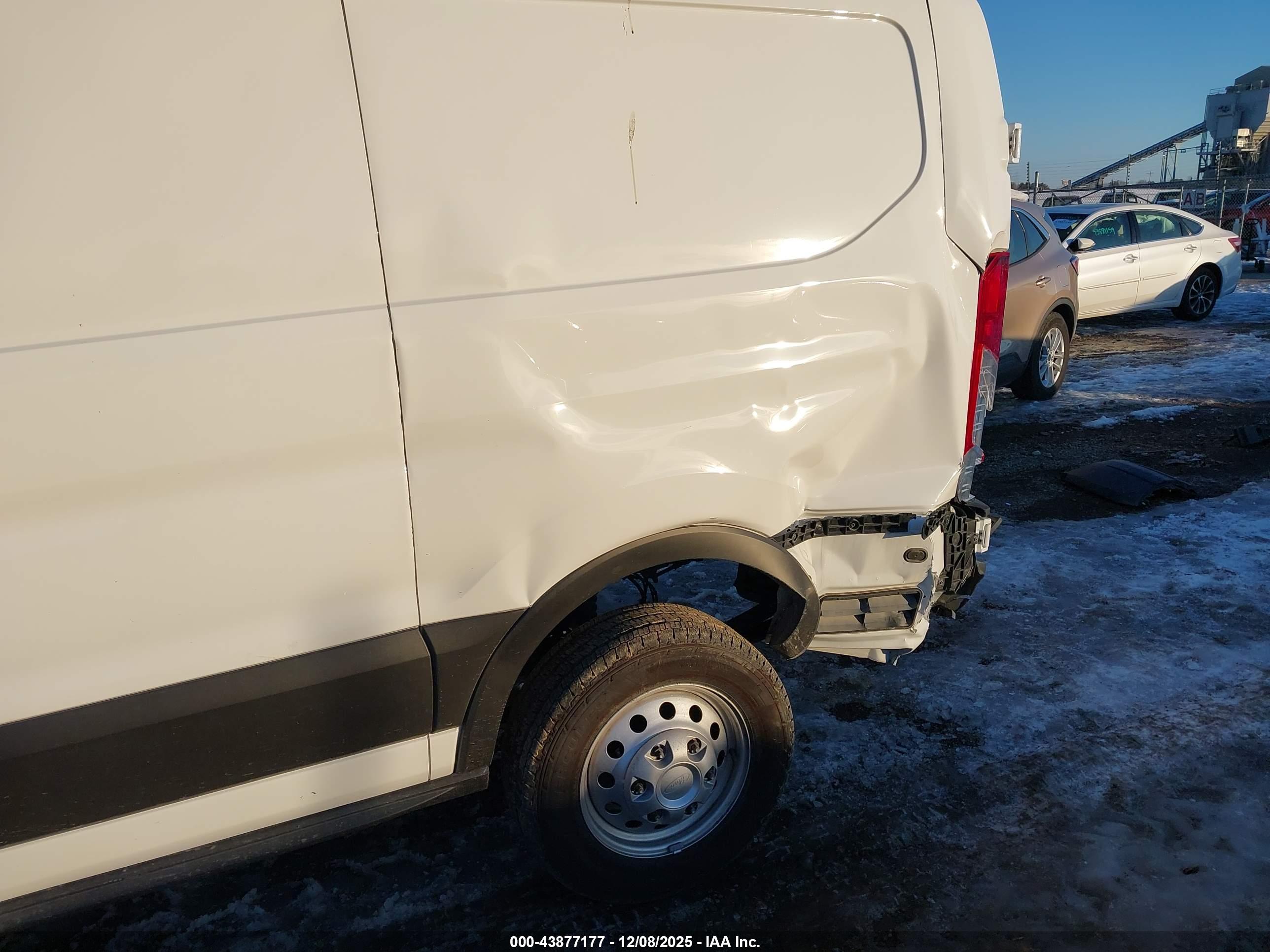 FORD TRANSIT-150 image 6