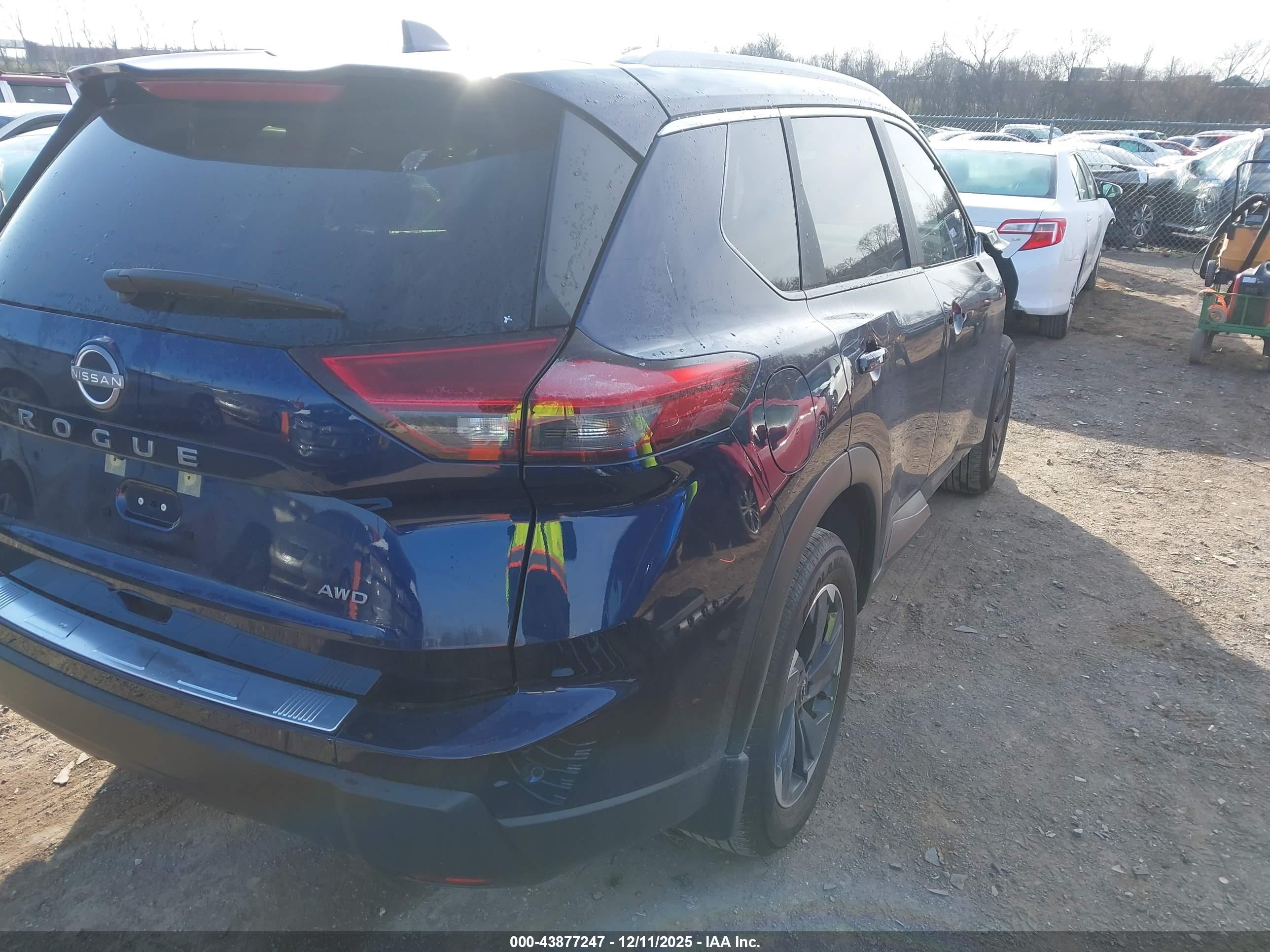 NISSAN ROGUE image 4