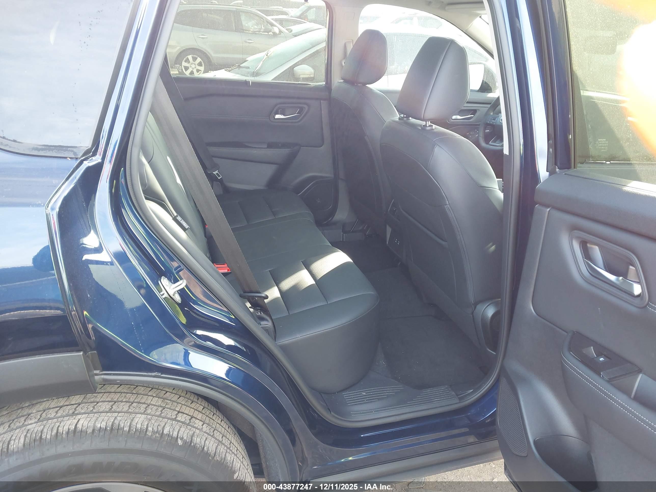 NISSAN ROGUE image 8