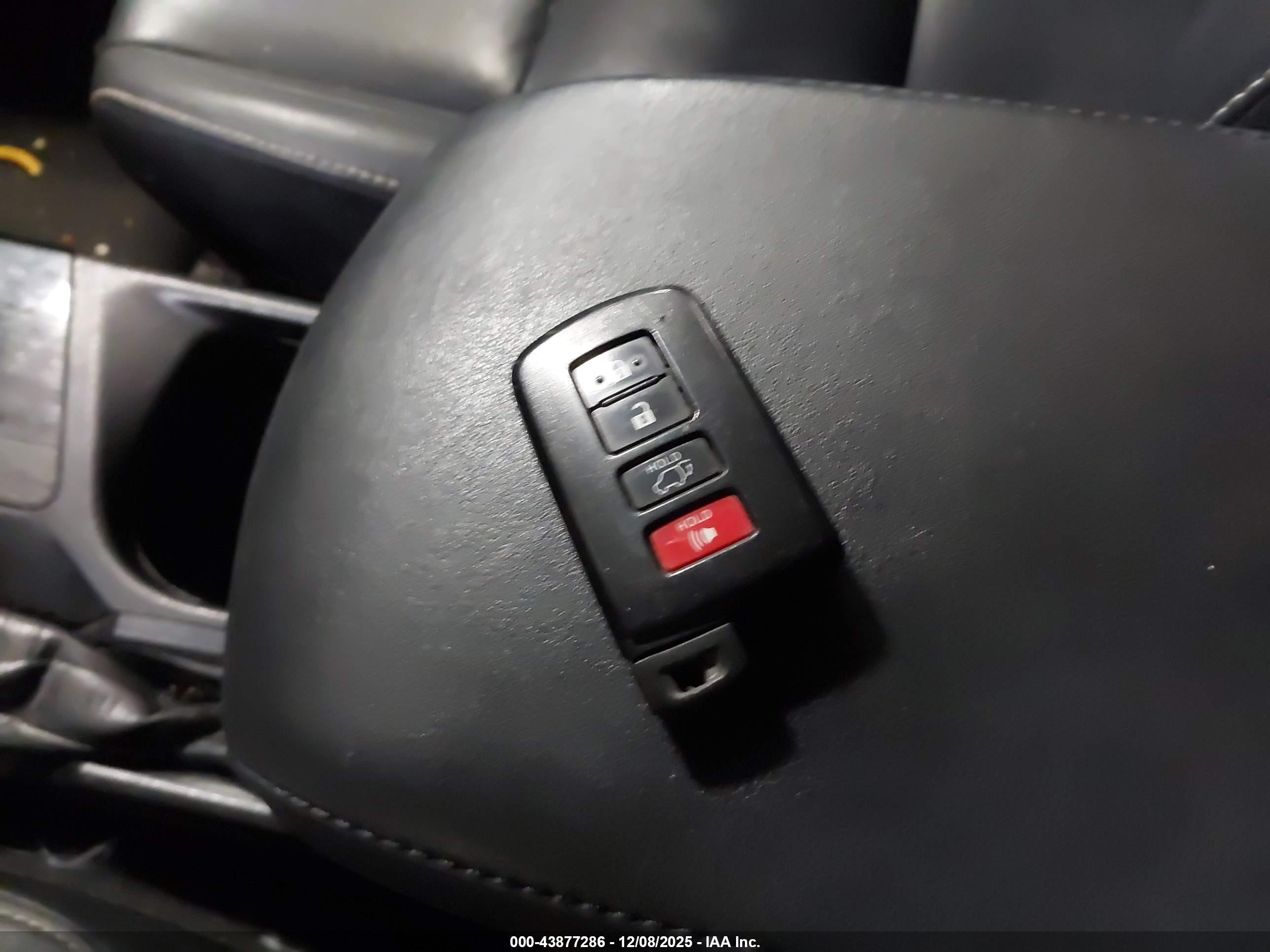 TOYOTA RAV4 image 11