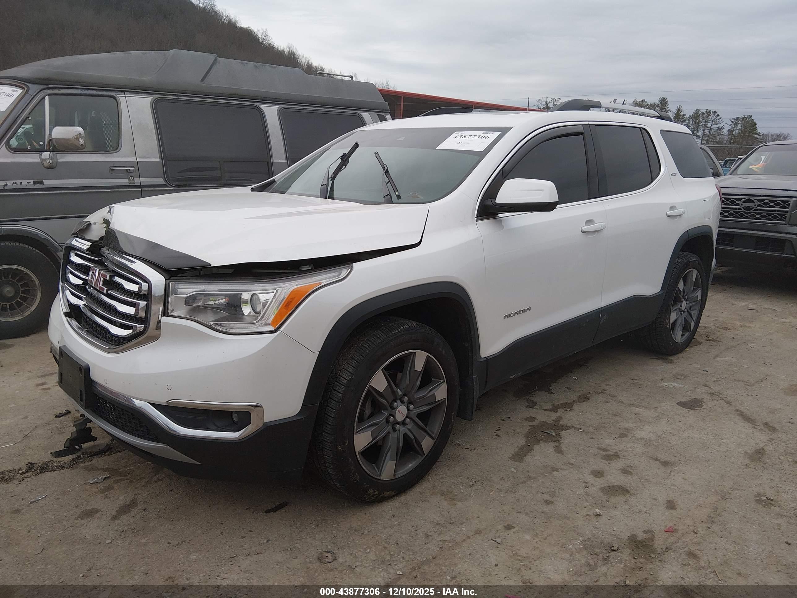 GMC ACADIA image 2