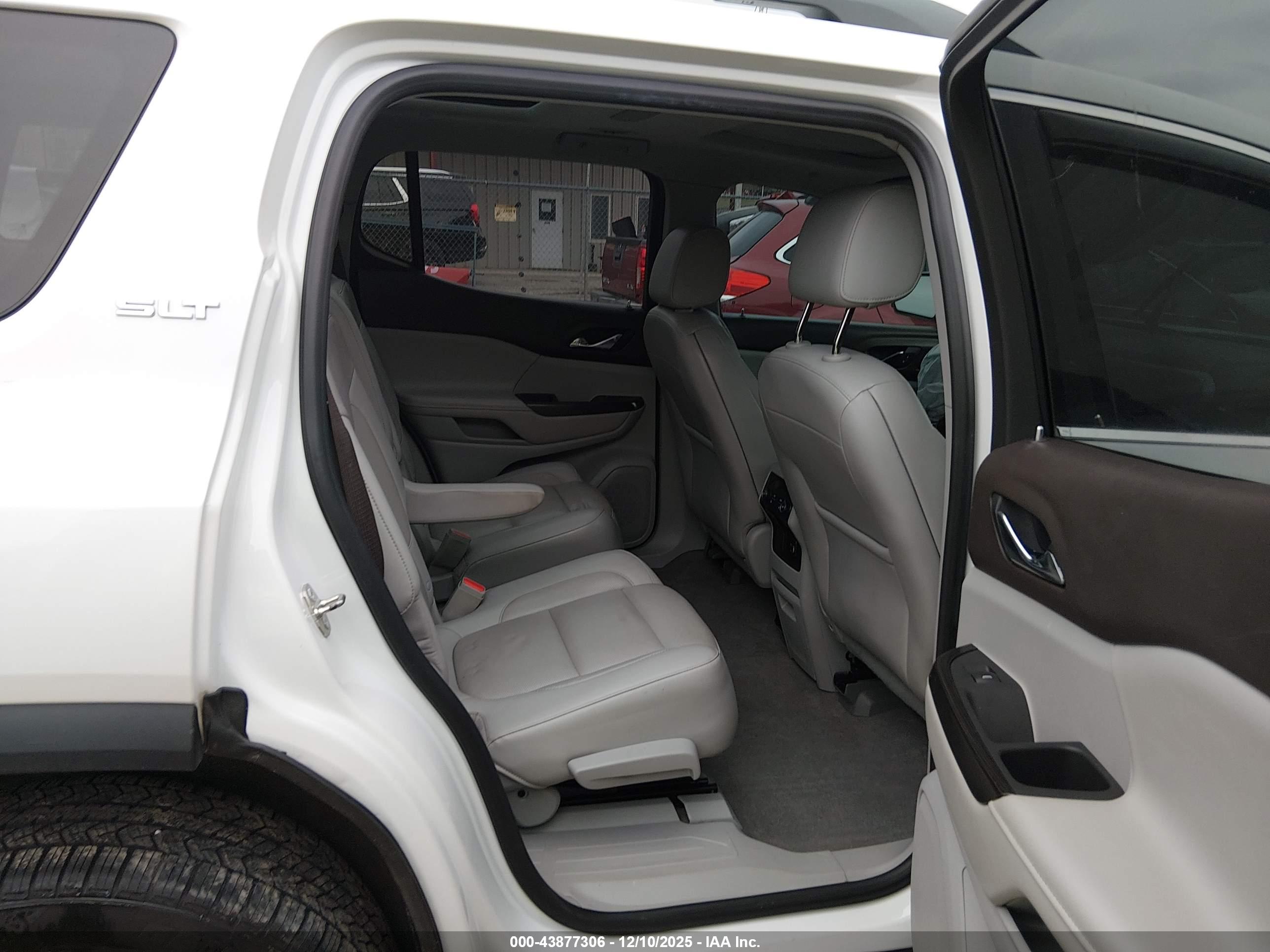 GMC ACADIA image 8