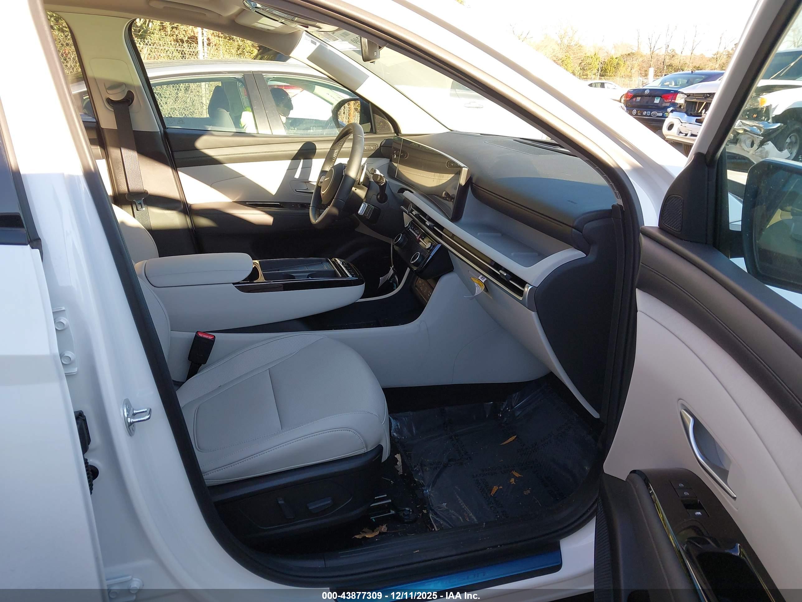 HYUNDAI TUCSON image 5