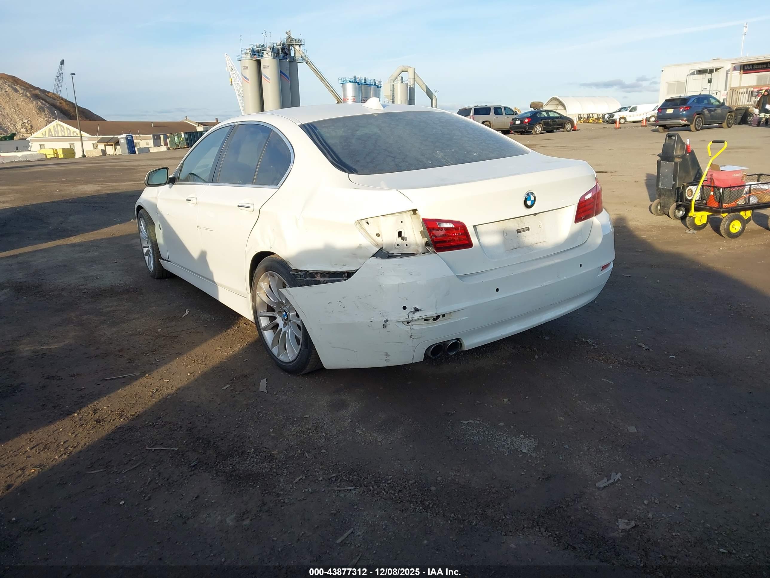 BMW 528I image 3