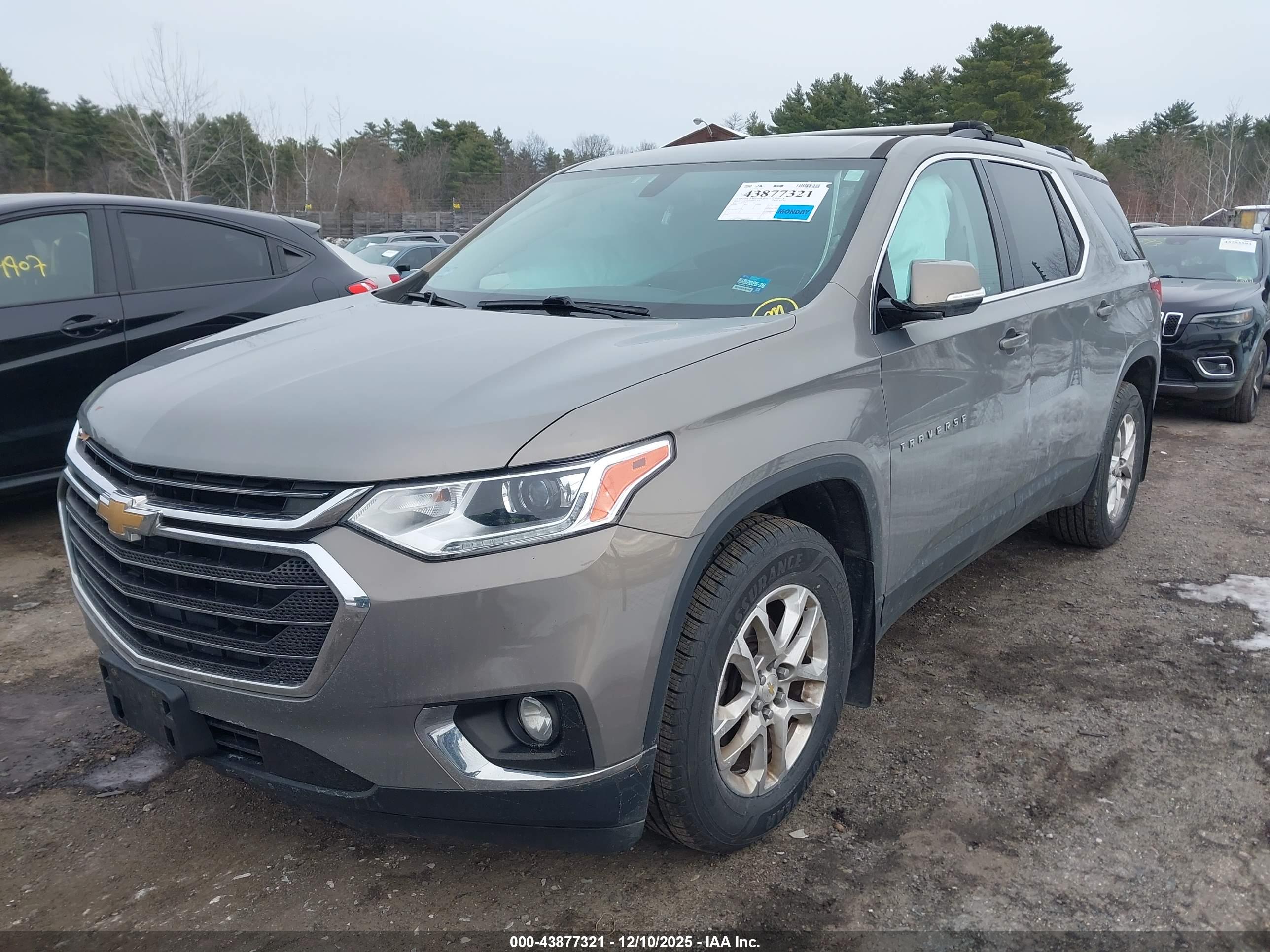 CHEVROLET TRAVERSE image 2