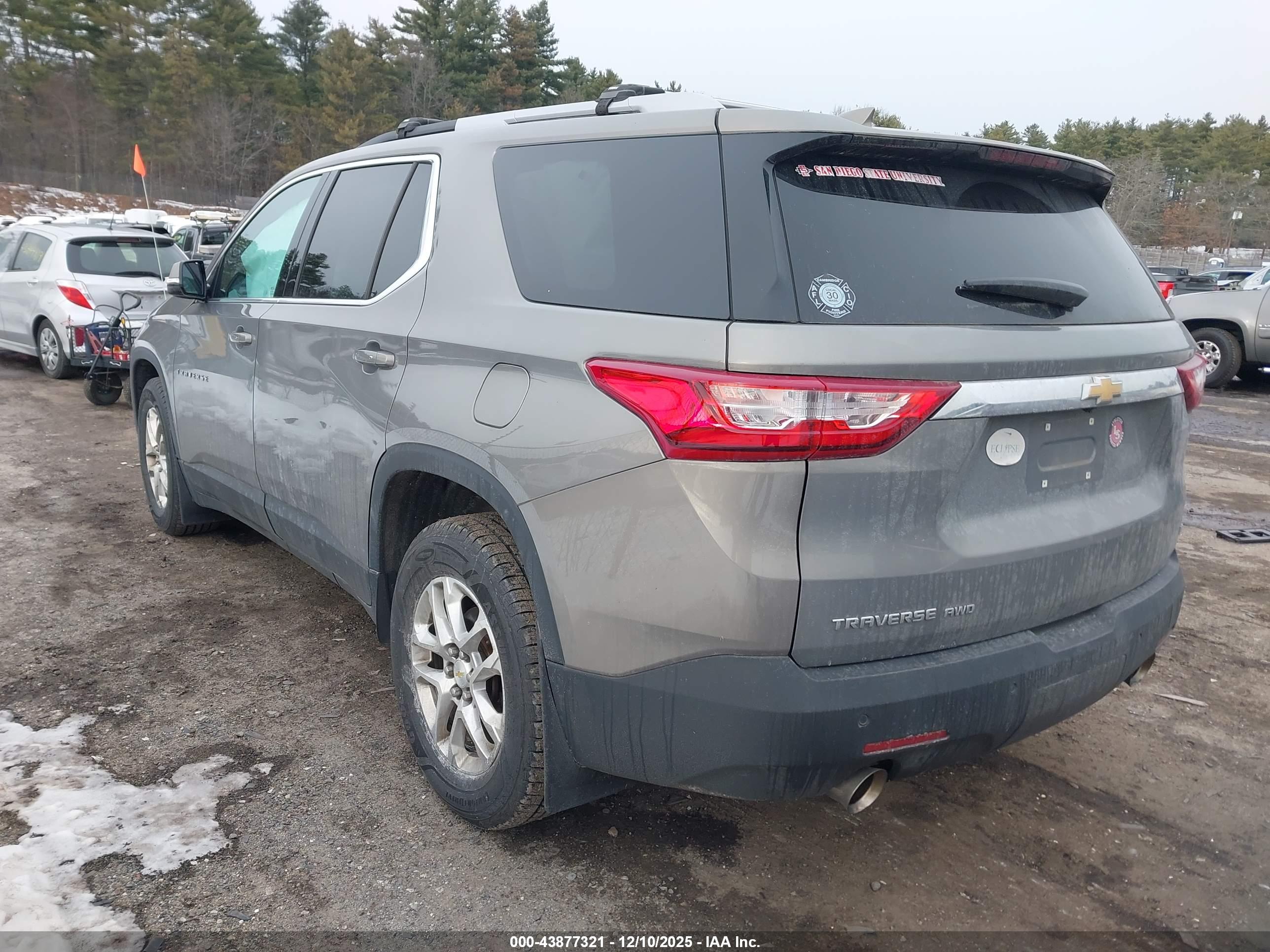 CHEVROLET TRAVERSE image 3