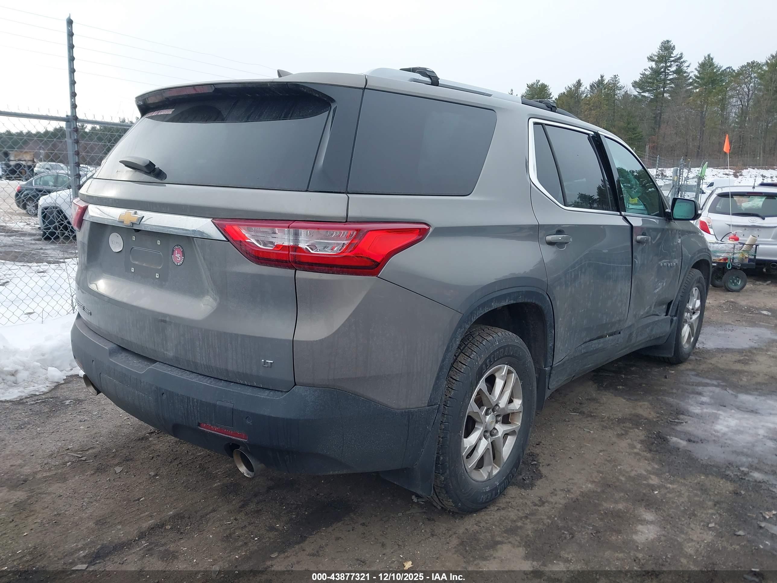 CHEVROLET TRAVERSE image 4