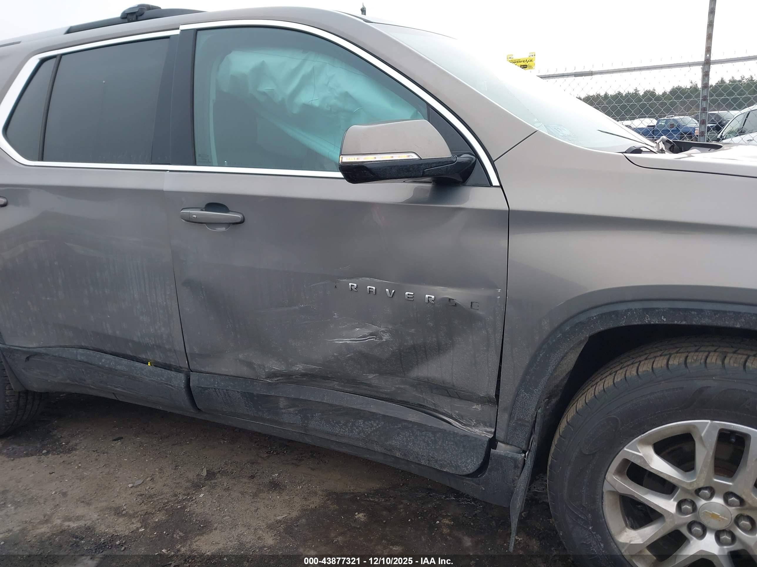 CHEVROLET TRAVERSE image 6