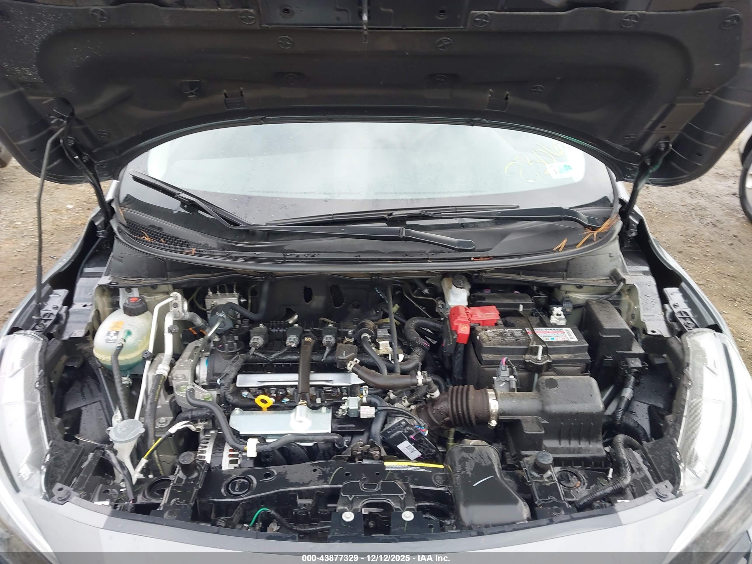NISSAN VERSA image 10