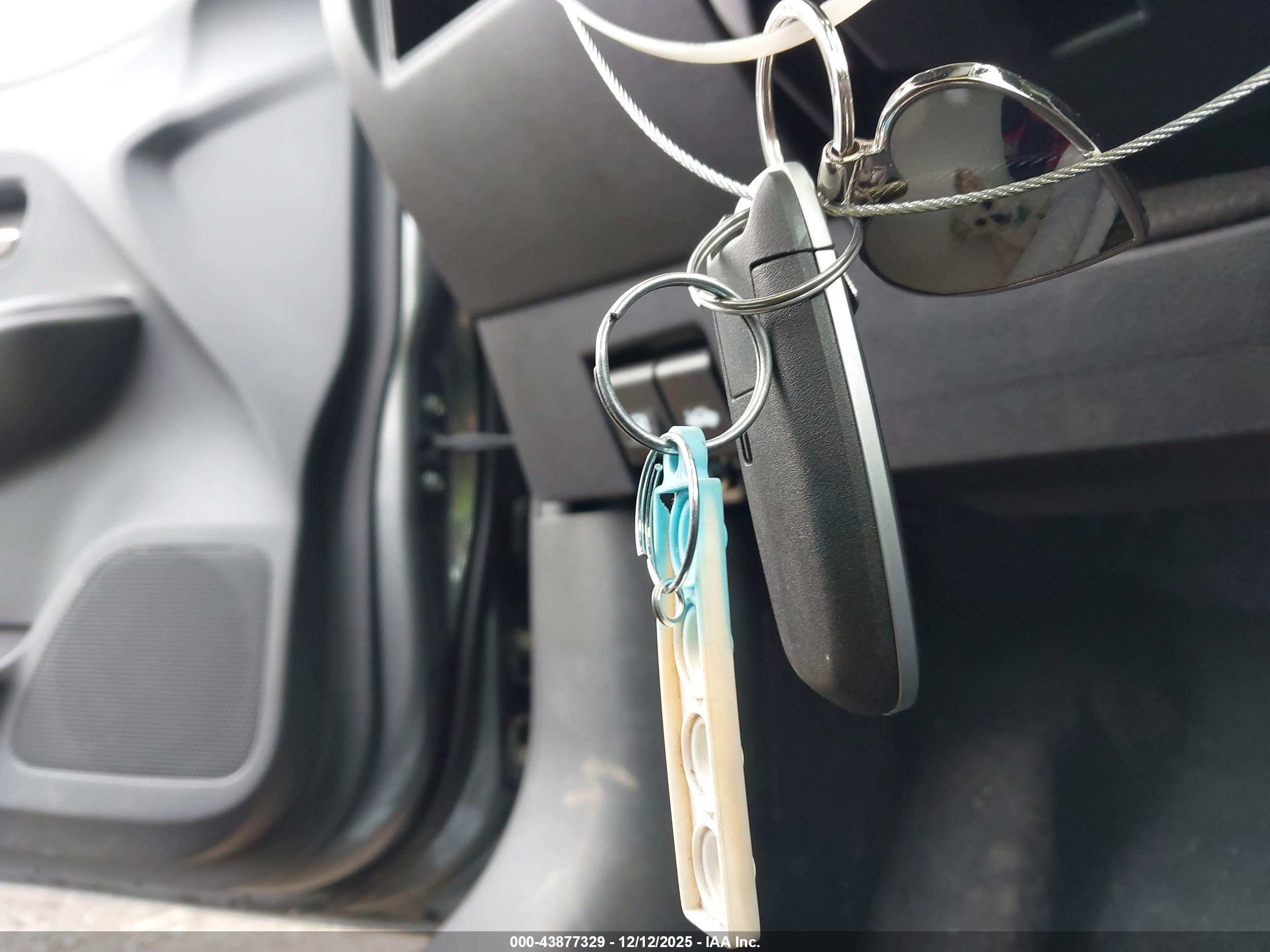 NISSAN VERSA image 11