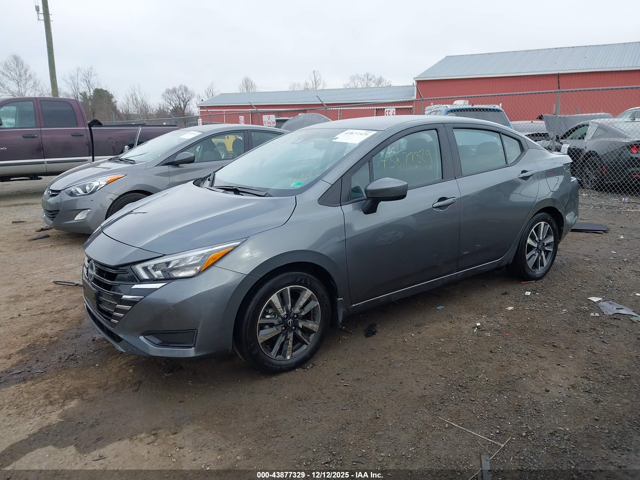 NISSAN VERSA image 2