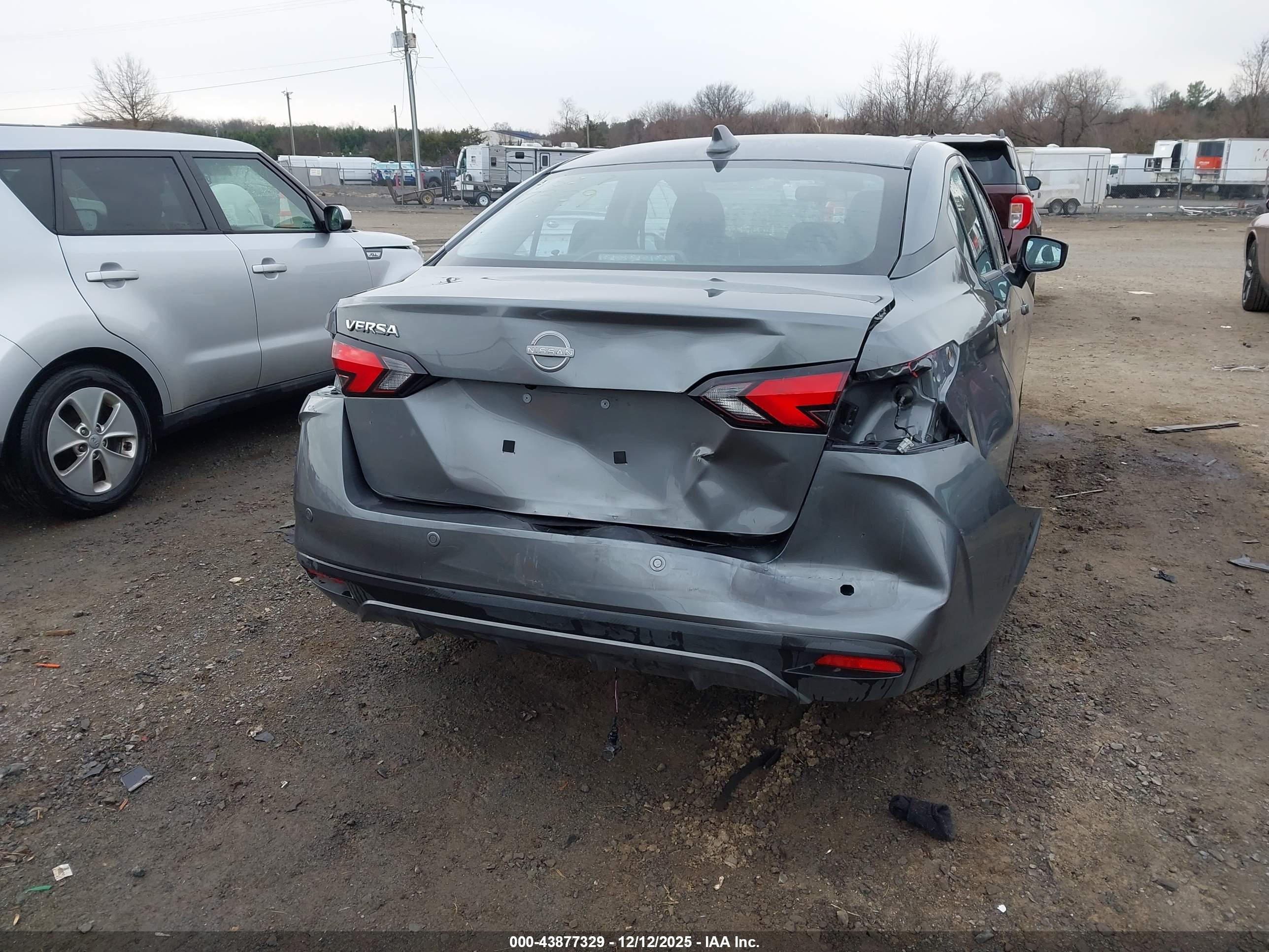 NISSAN VERSA image 6