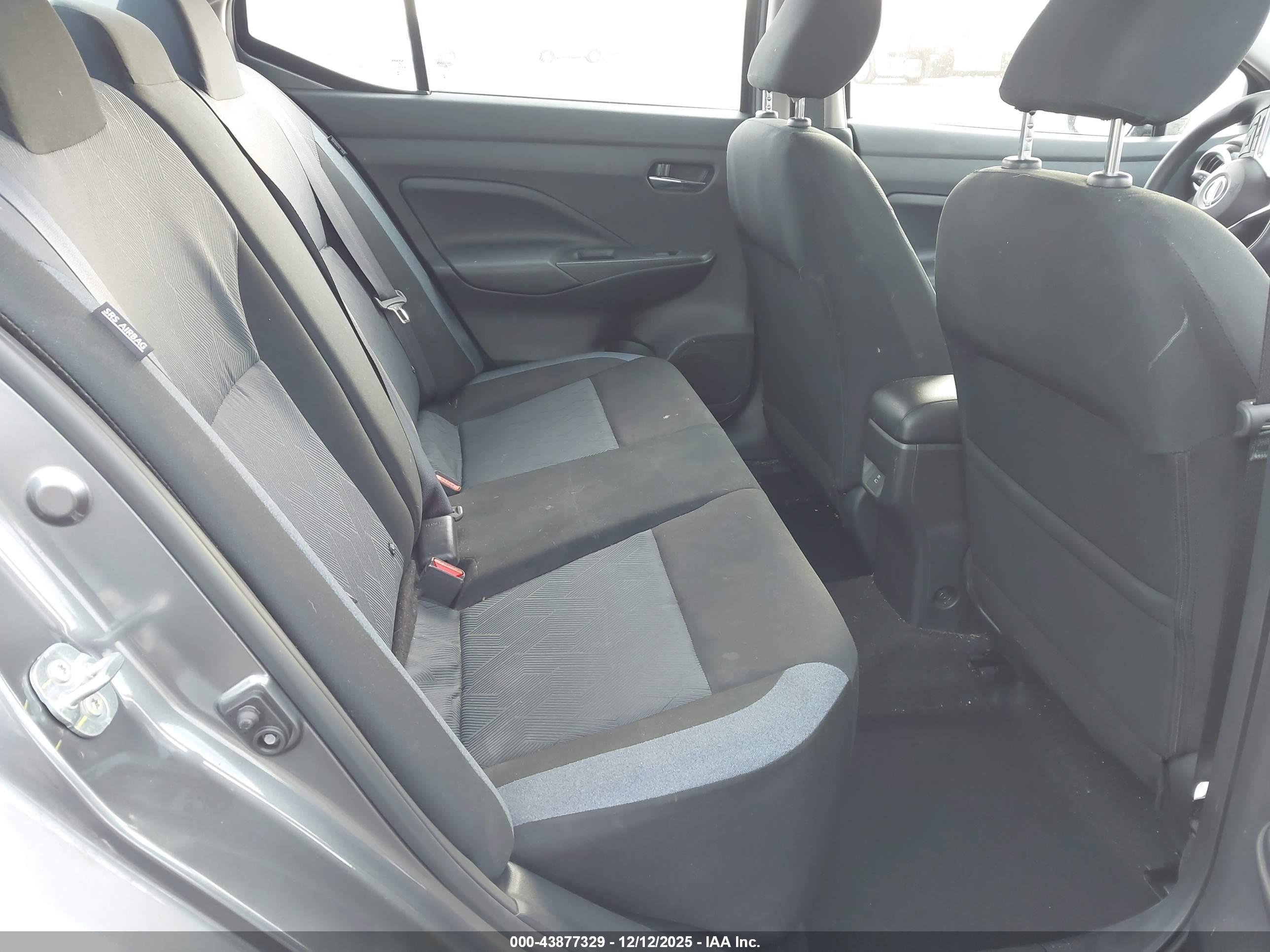 NISSAN VERSA image 8