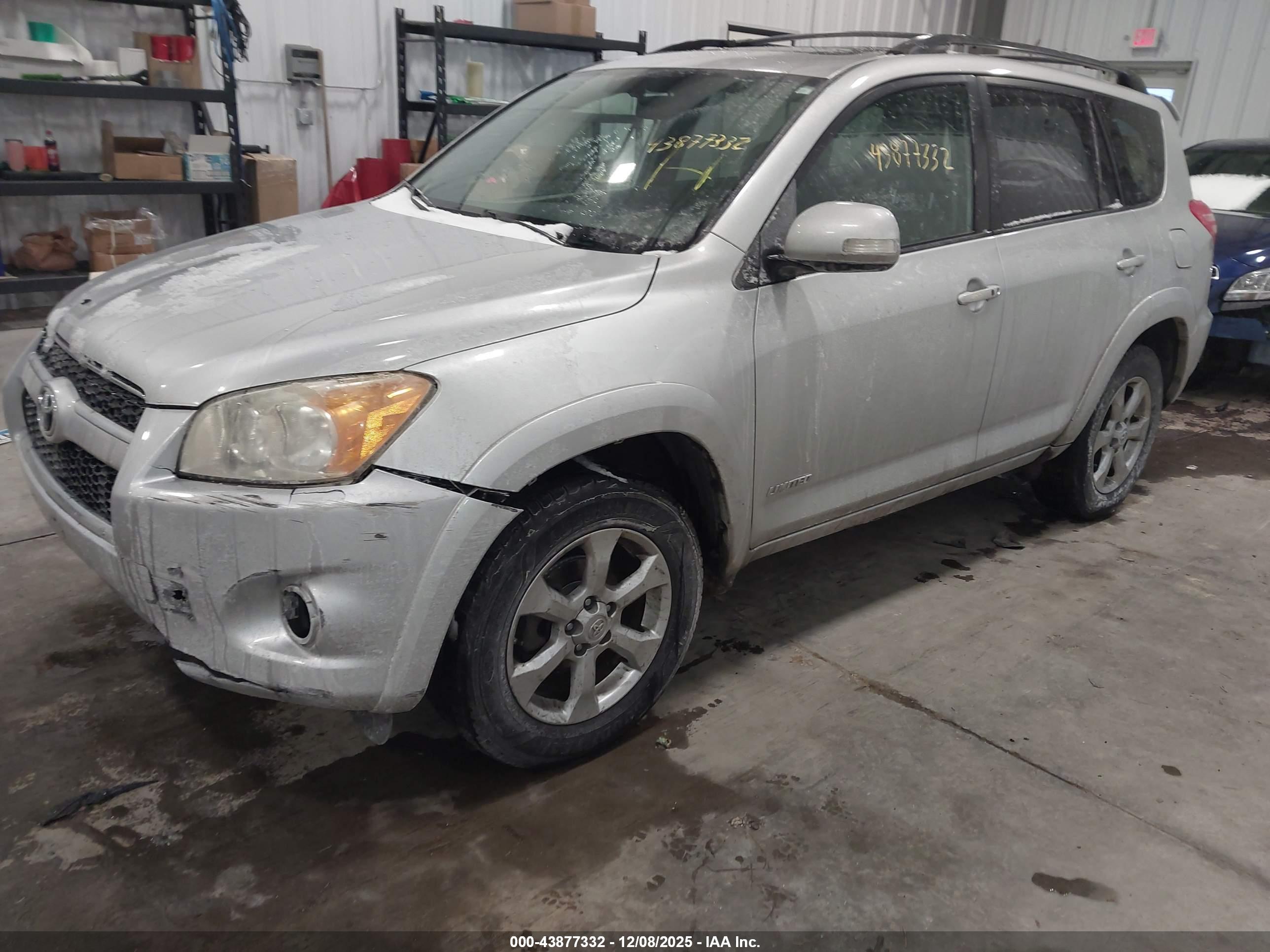 TOYOTA RAV4 image 2