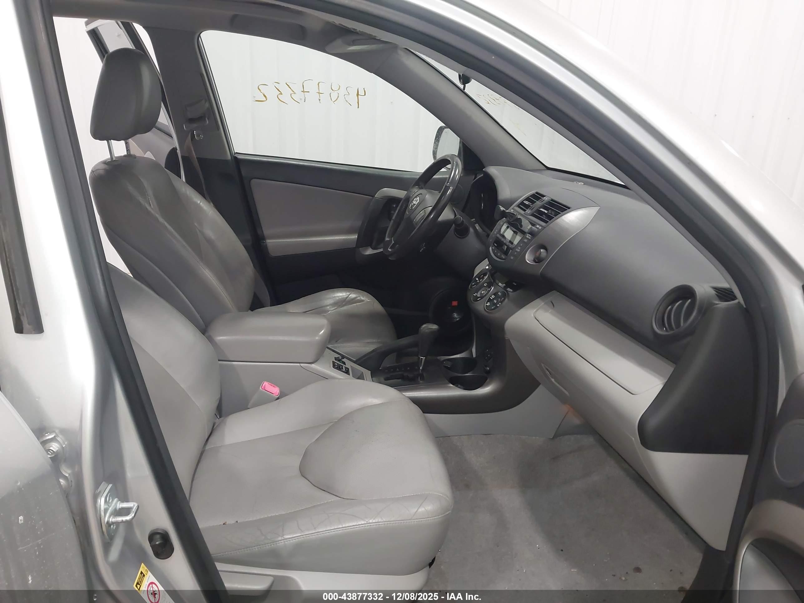 TOYOTA RAV4 image 5