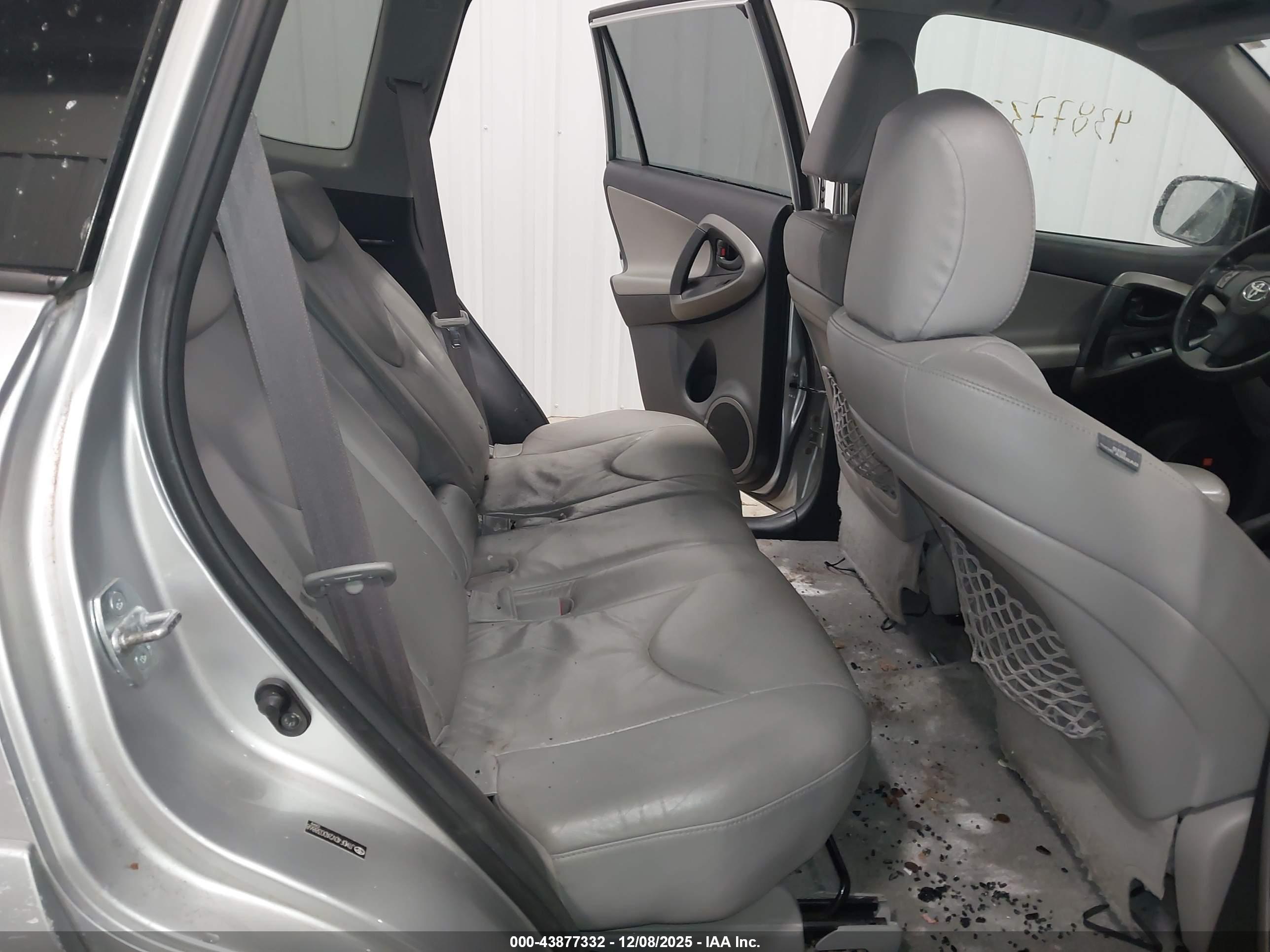 TOYOTA RAV4 image 8