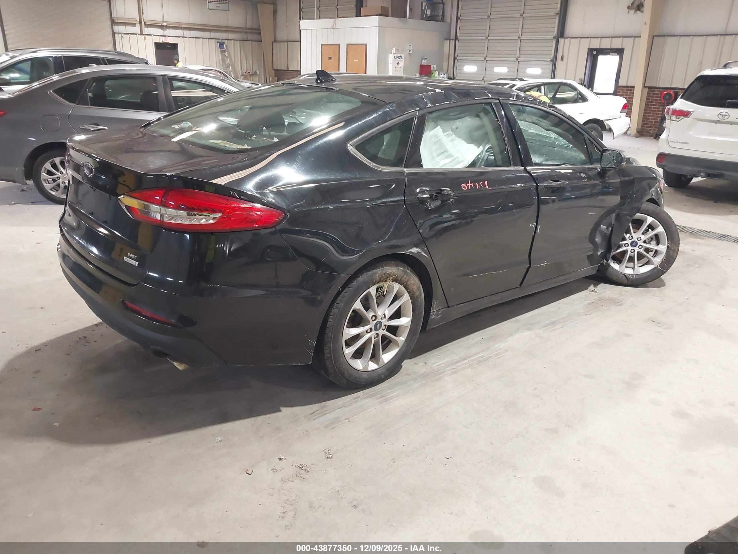 FORD FUSION image 4