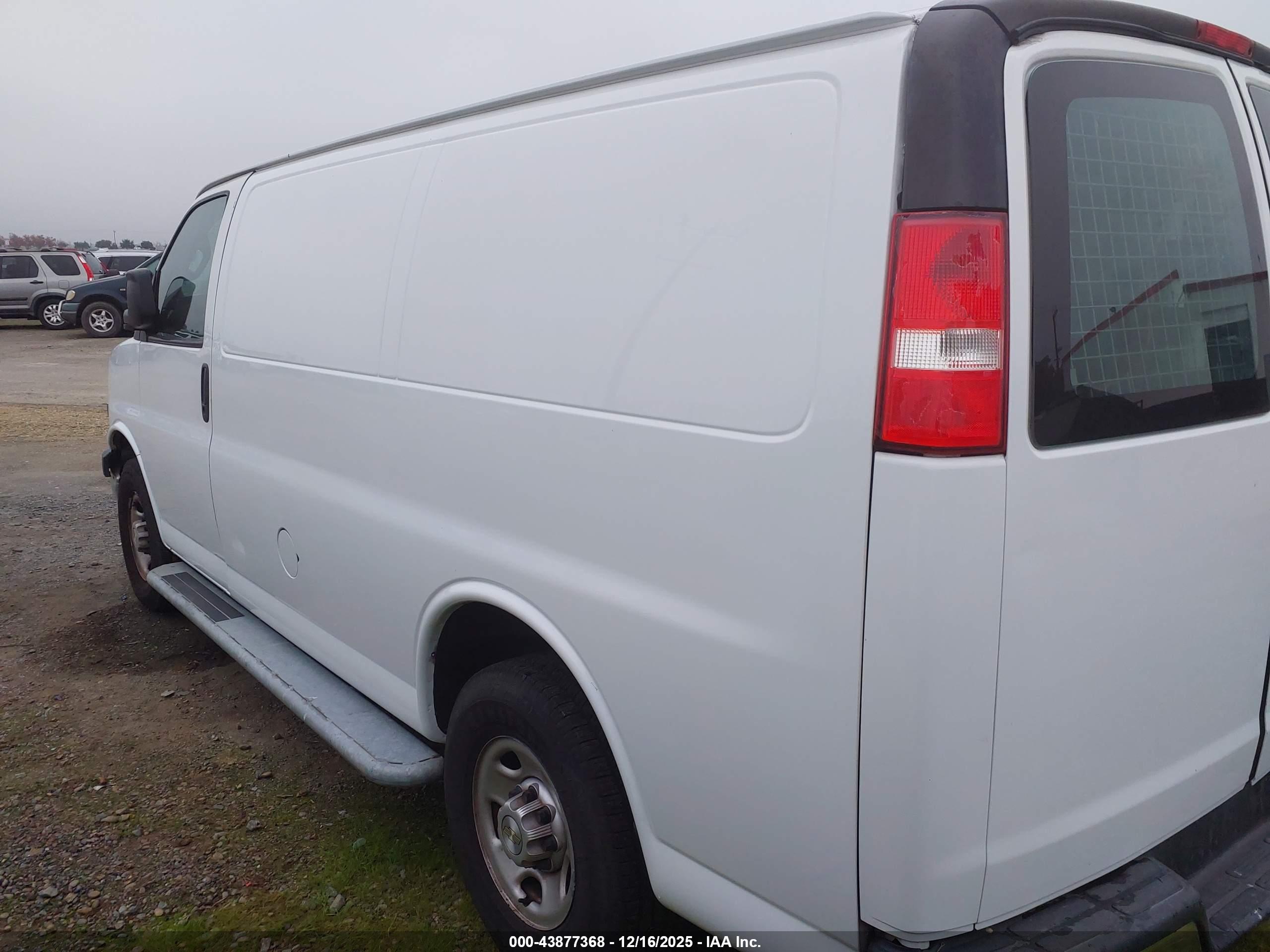 CHEVROLET EXPRESS image 3
