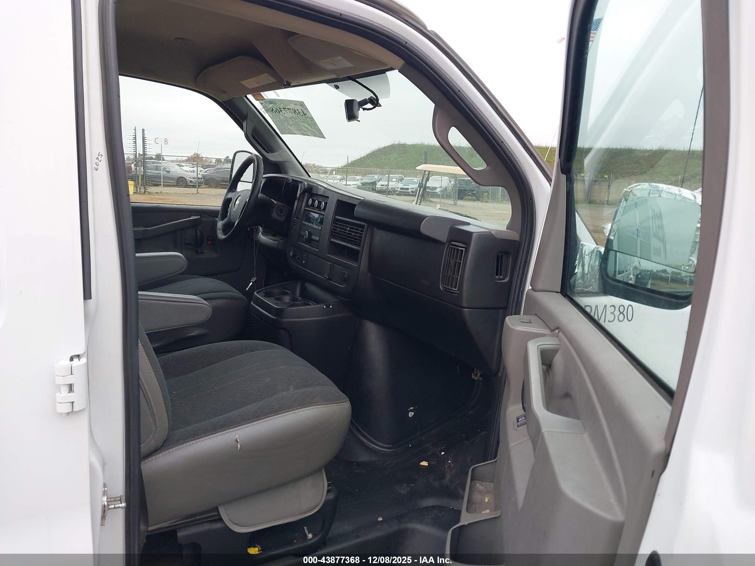 CHEVROLET EXPRESS image 5