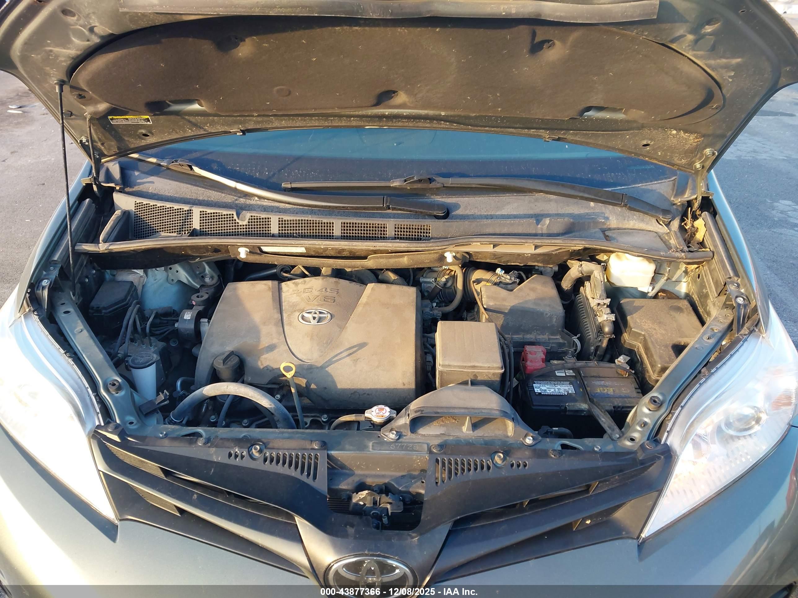 TOYOTA SIENNA image 10