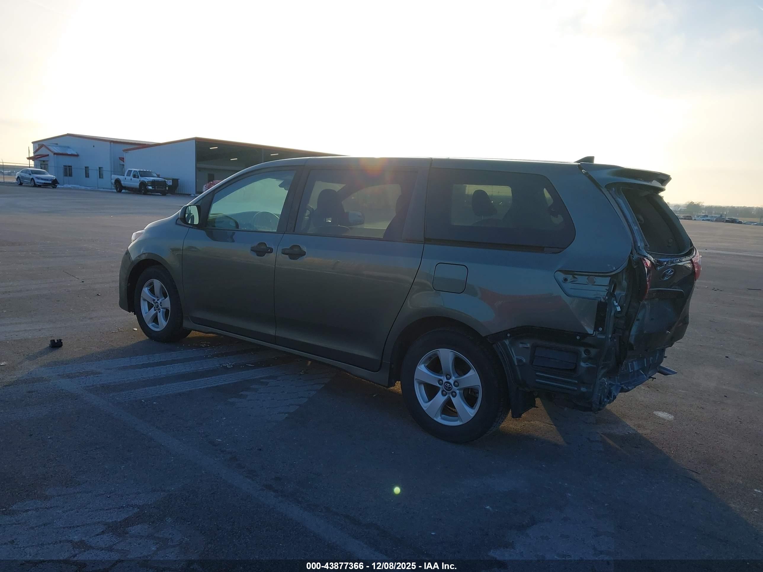 TOYOTA SIENNA image 3