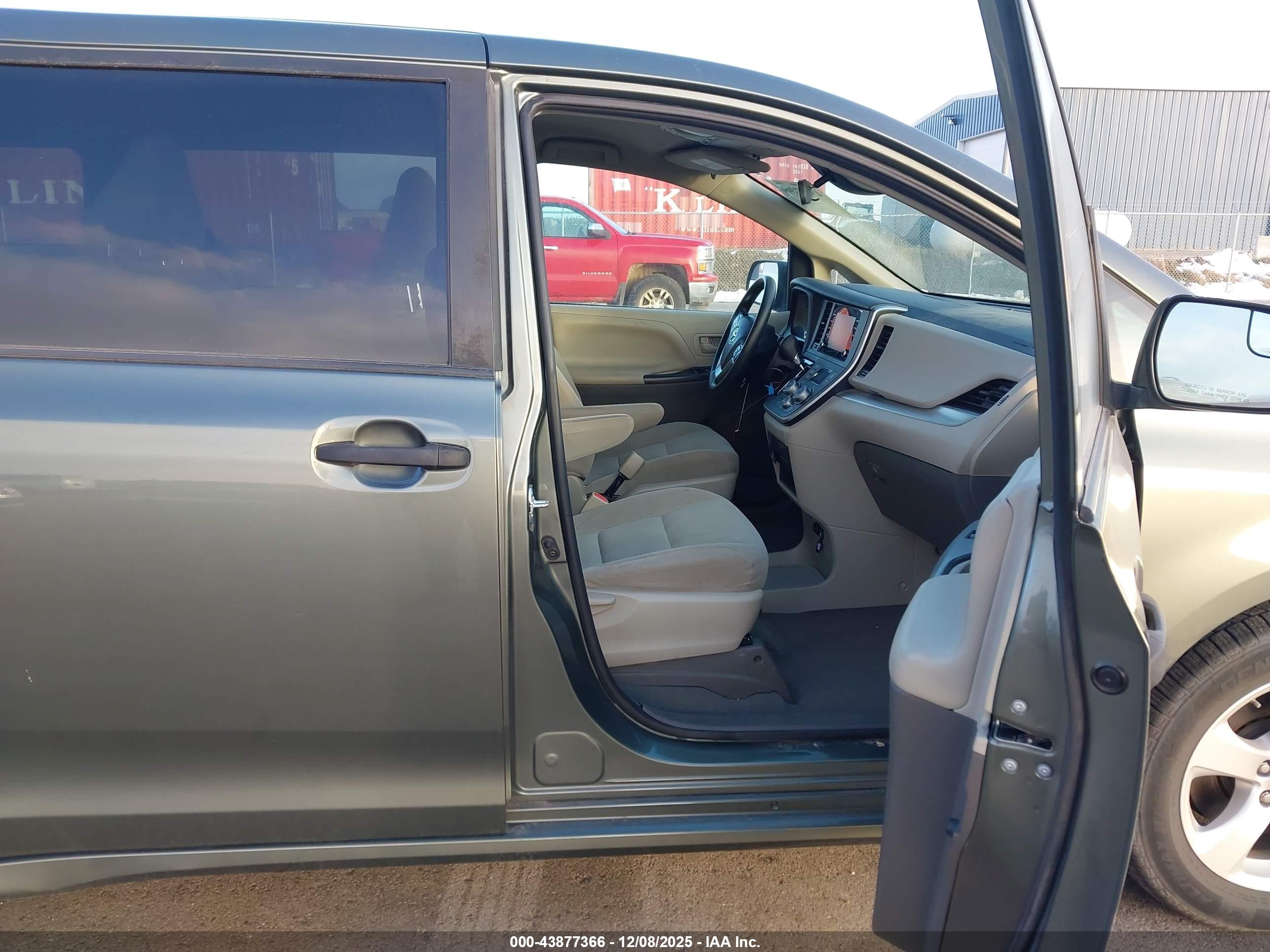 TOYOTA SIENNA image 5