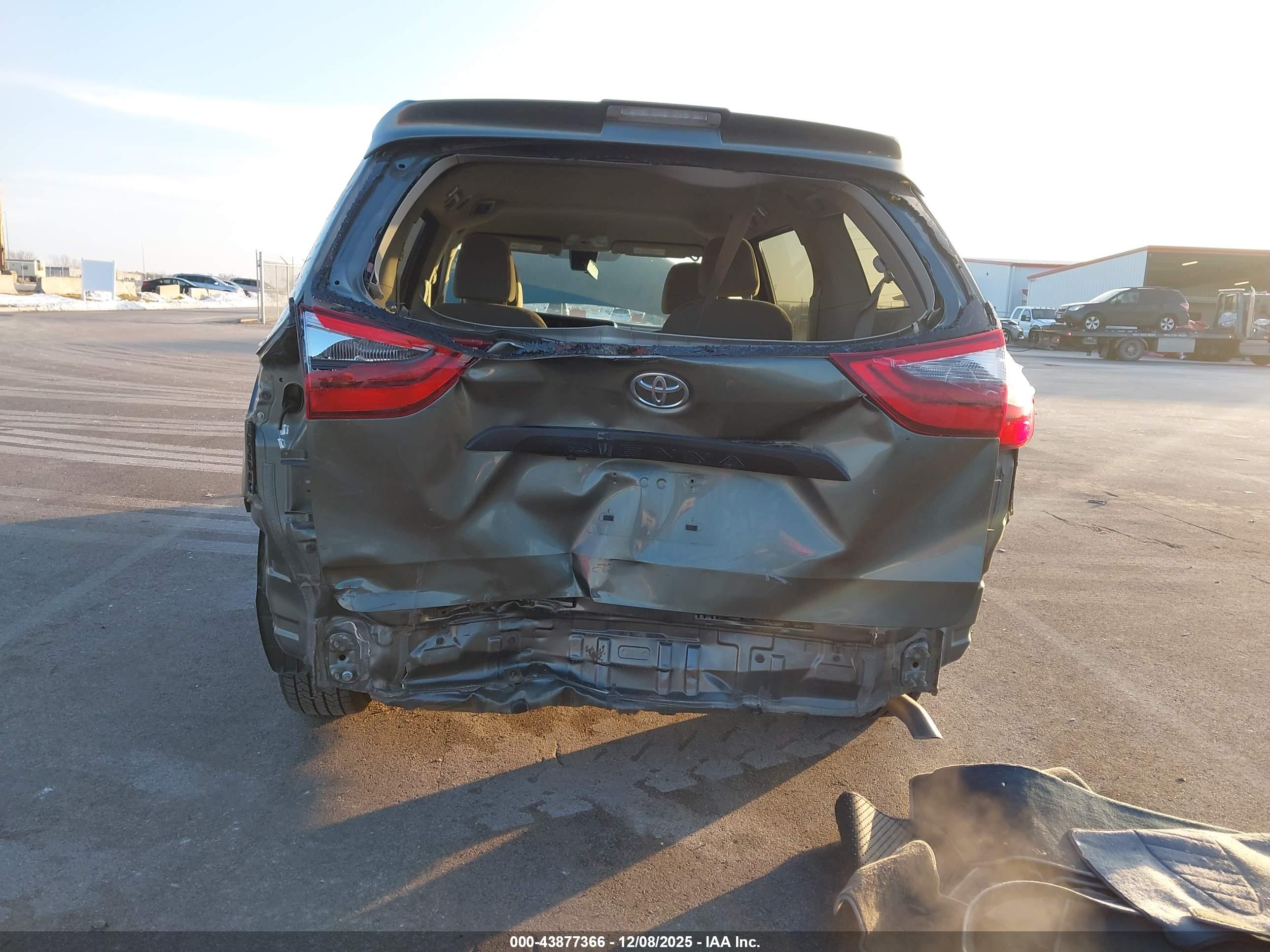 TOYOTA SIENNA image 6