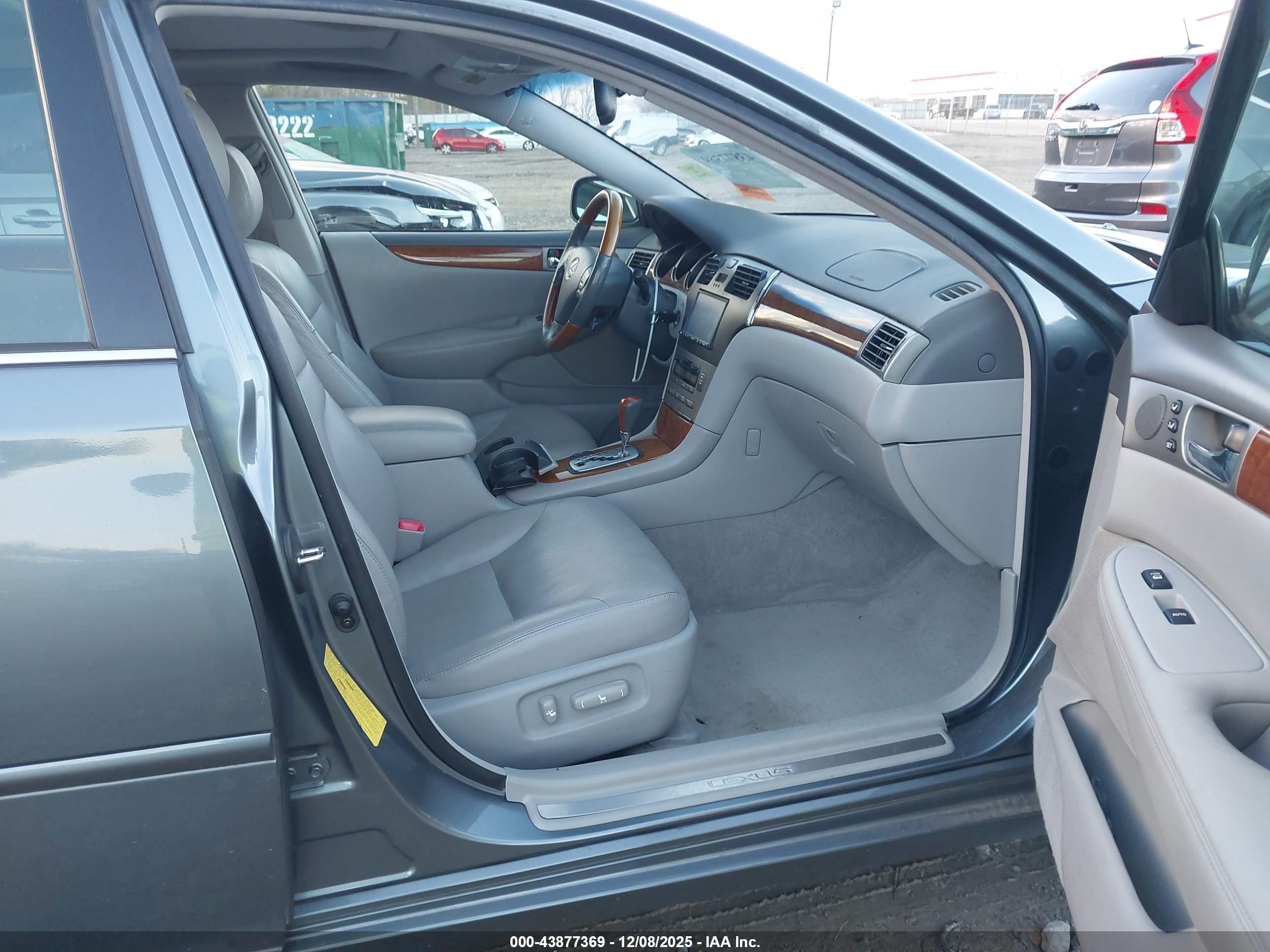 LEXUS ES image 5