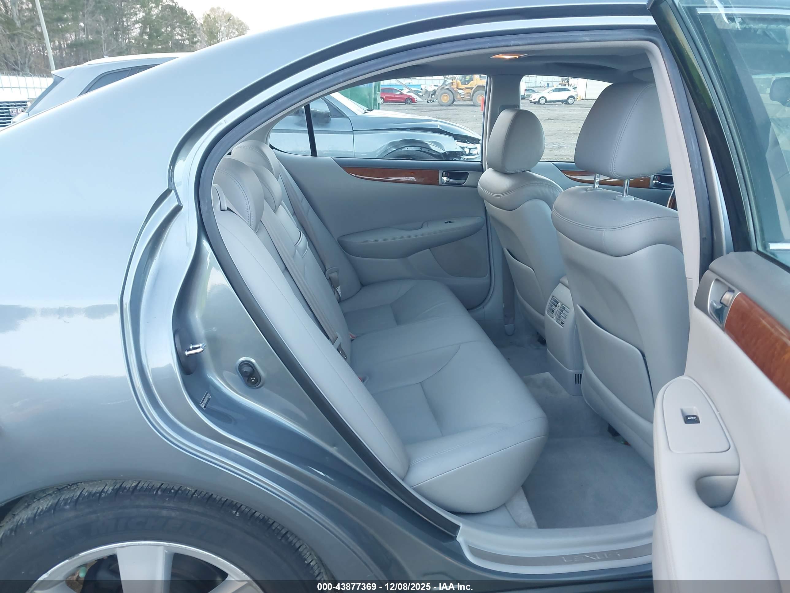 LEXUS ES image 8