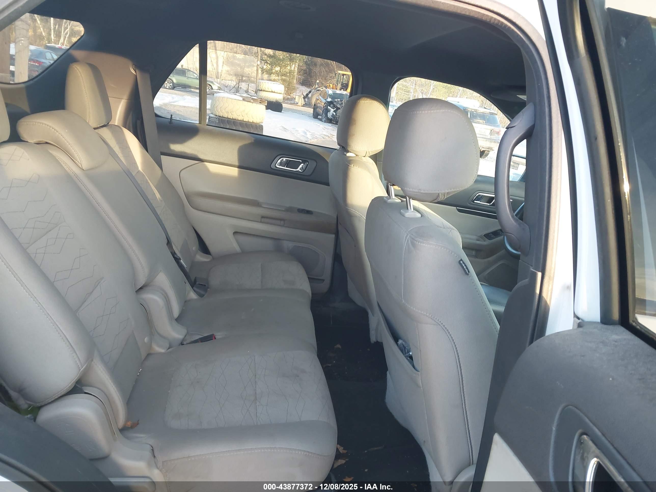 FORD EXPLORER image 8