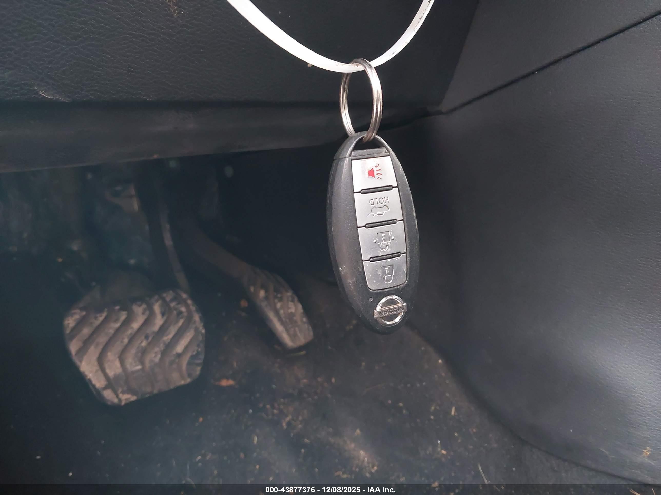 NISSAN VERSA image 11