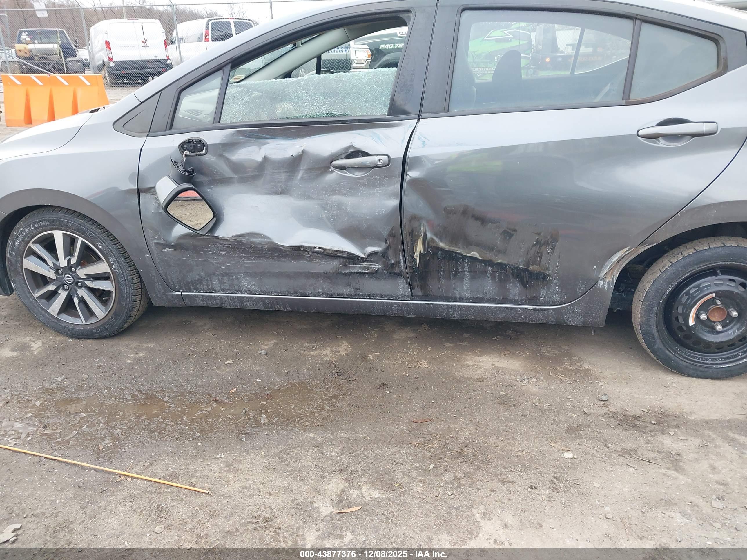 NISSAN VERSA image 6