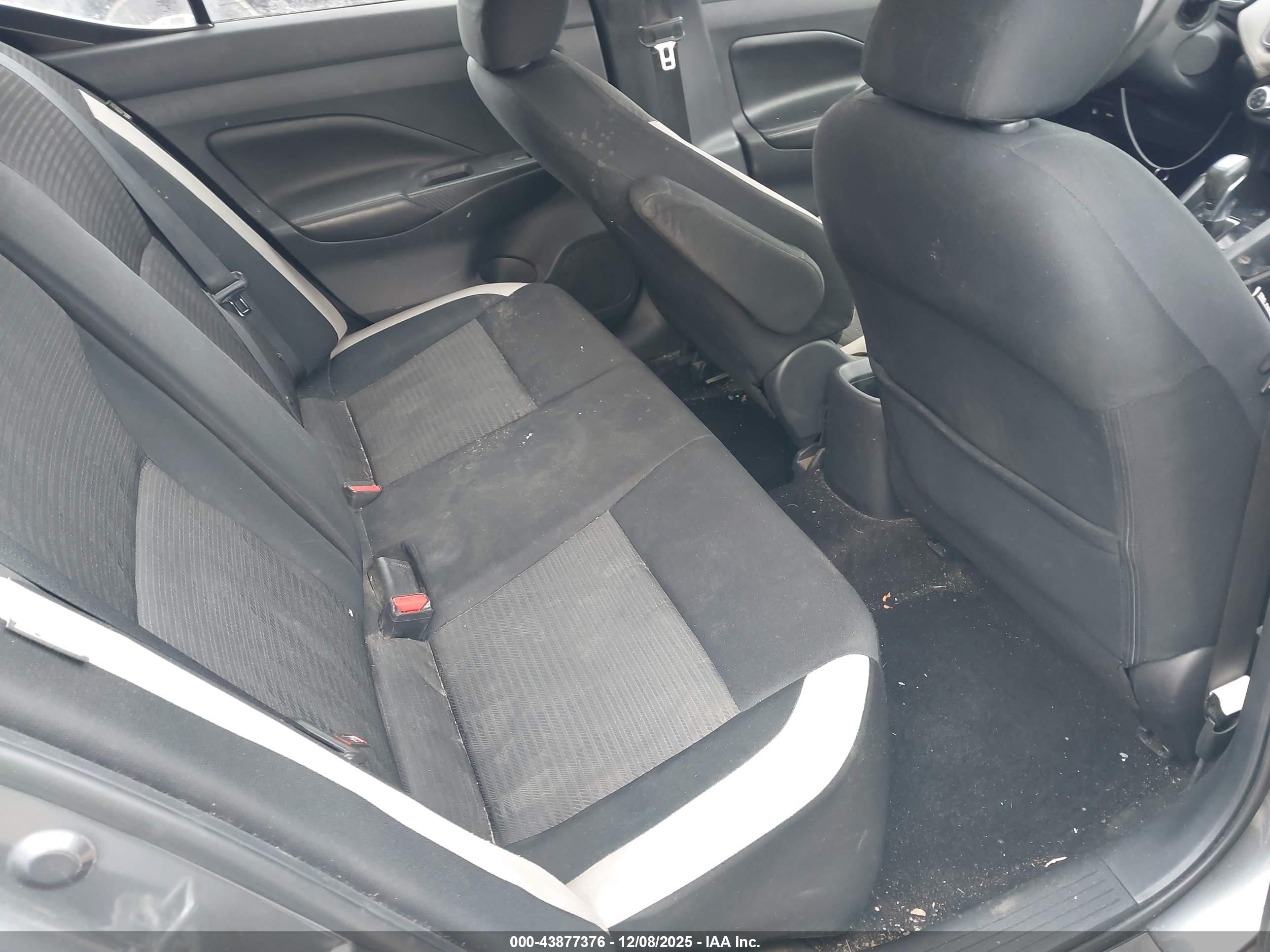 NISSAN VERSA image 8