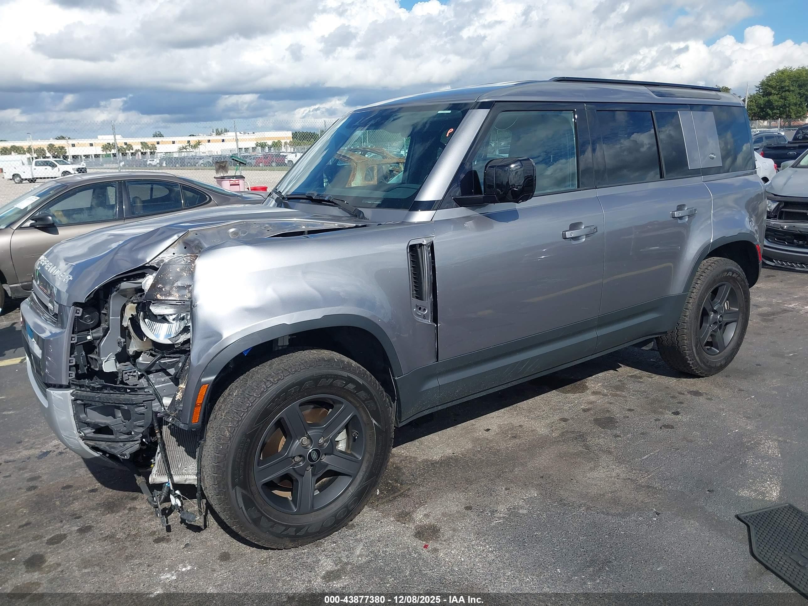 LAND ROVER image 2
