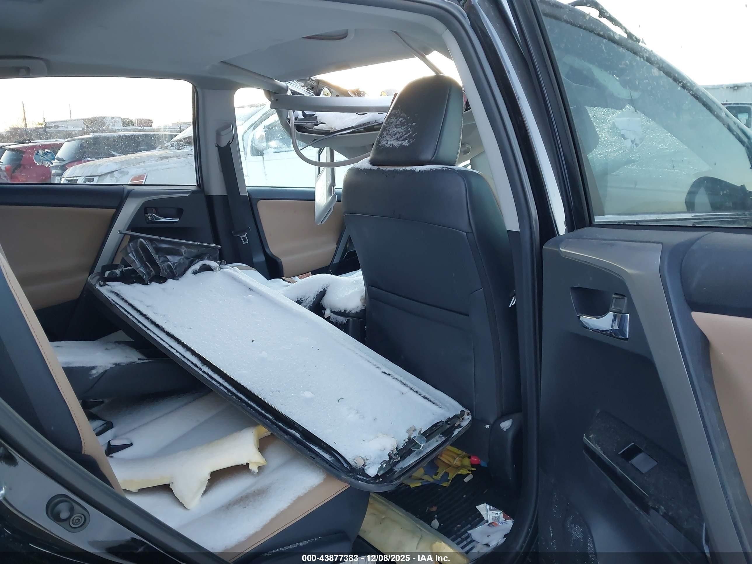 TOYOTA RAV4 image 8