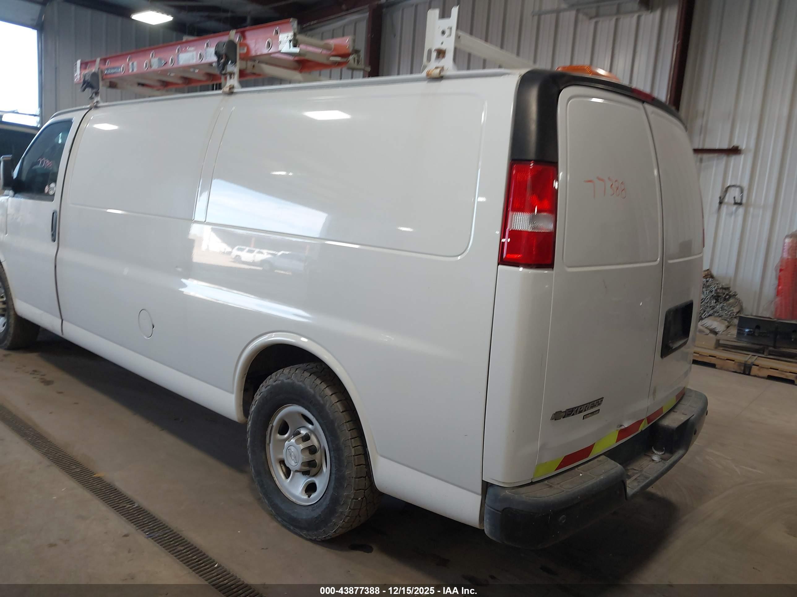 CHEVROLET EXPRESS image 3