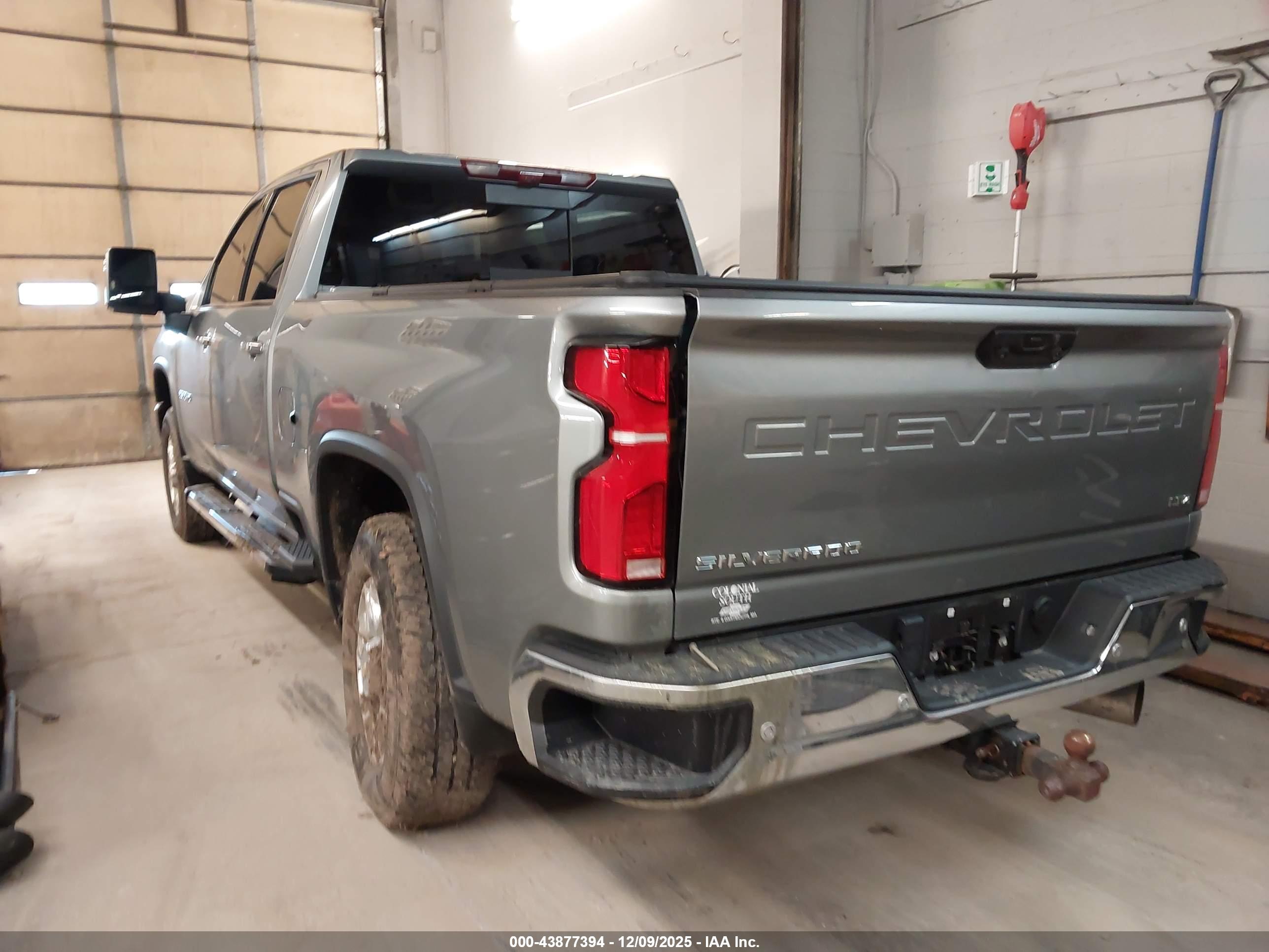 CHEVROLET SILVERADO image 3