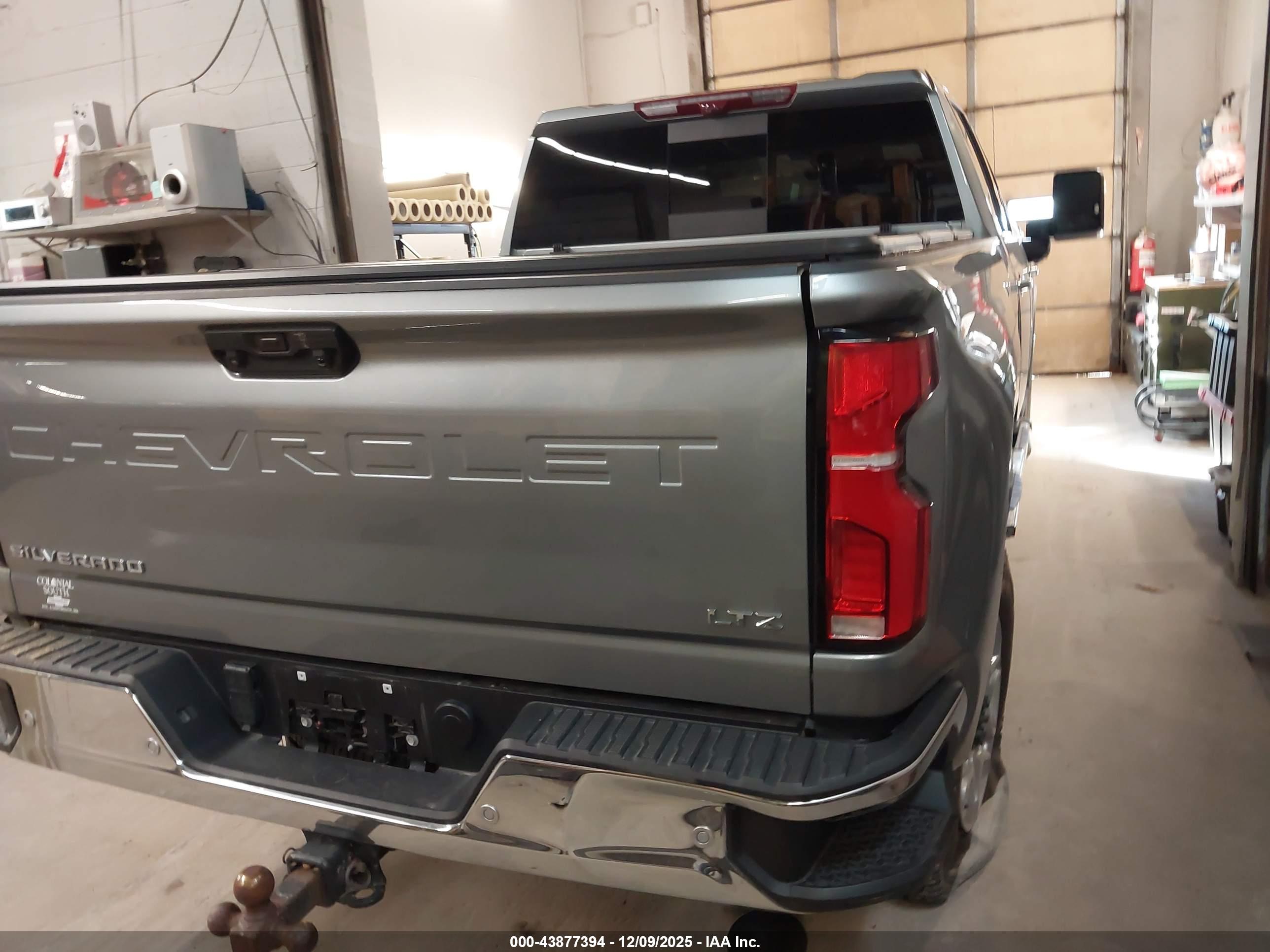 CHEVROLET SILVERADO image 4
