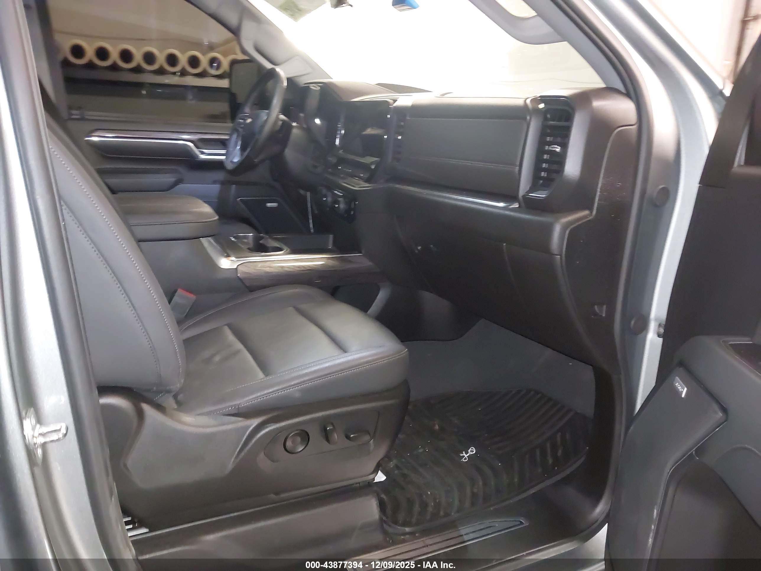 CHEVROLET SILVERADO image 5