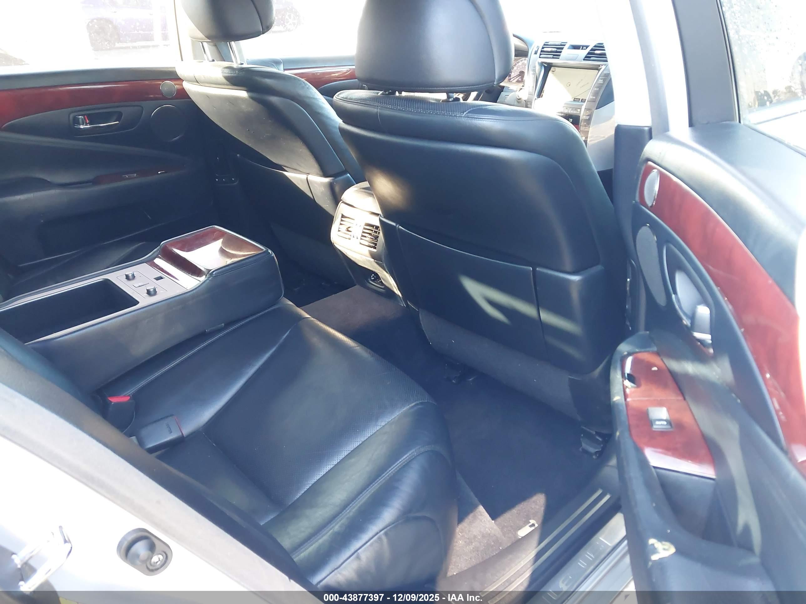 LEXUS LS image 8