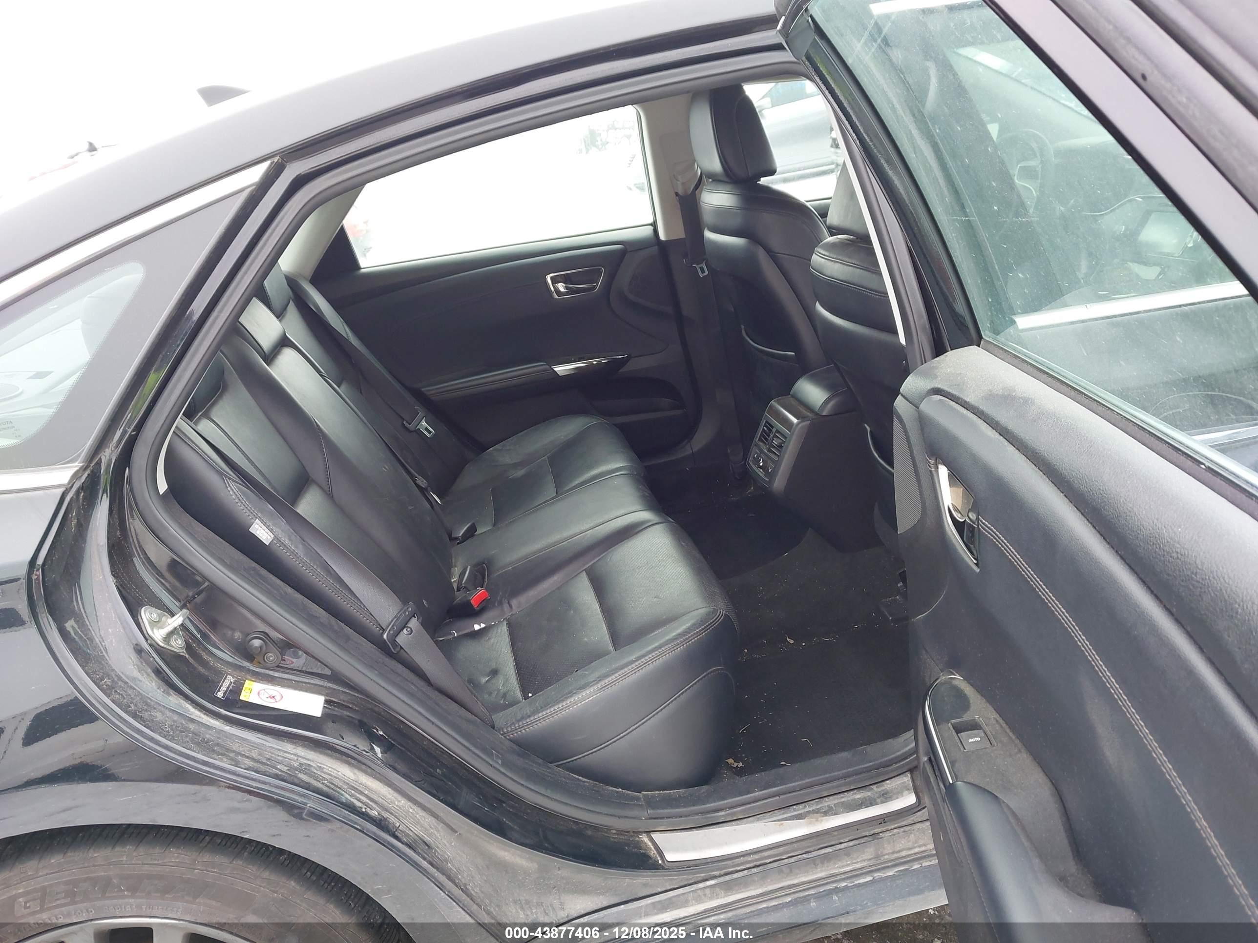 TOYOTA AVALON image 8