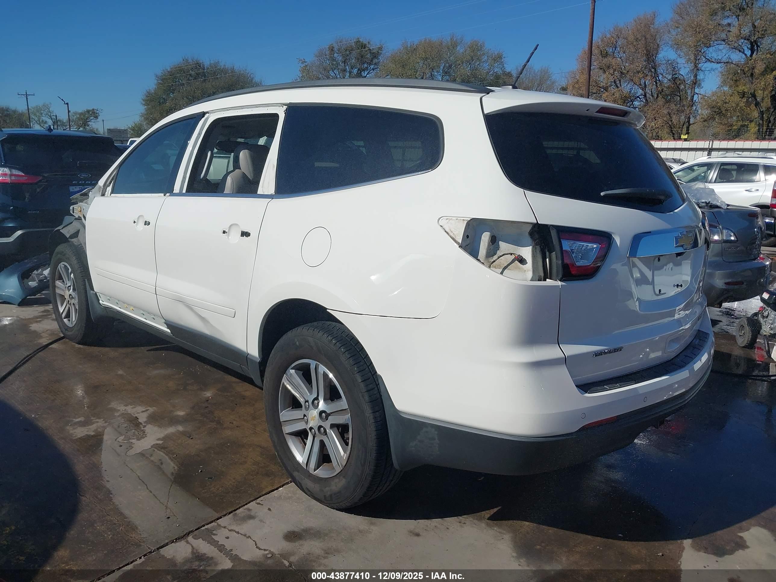 CHEVROLET TRAVERSE image 3