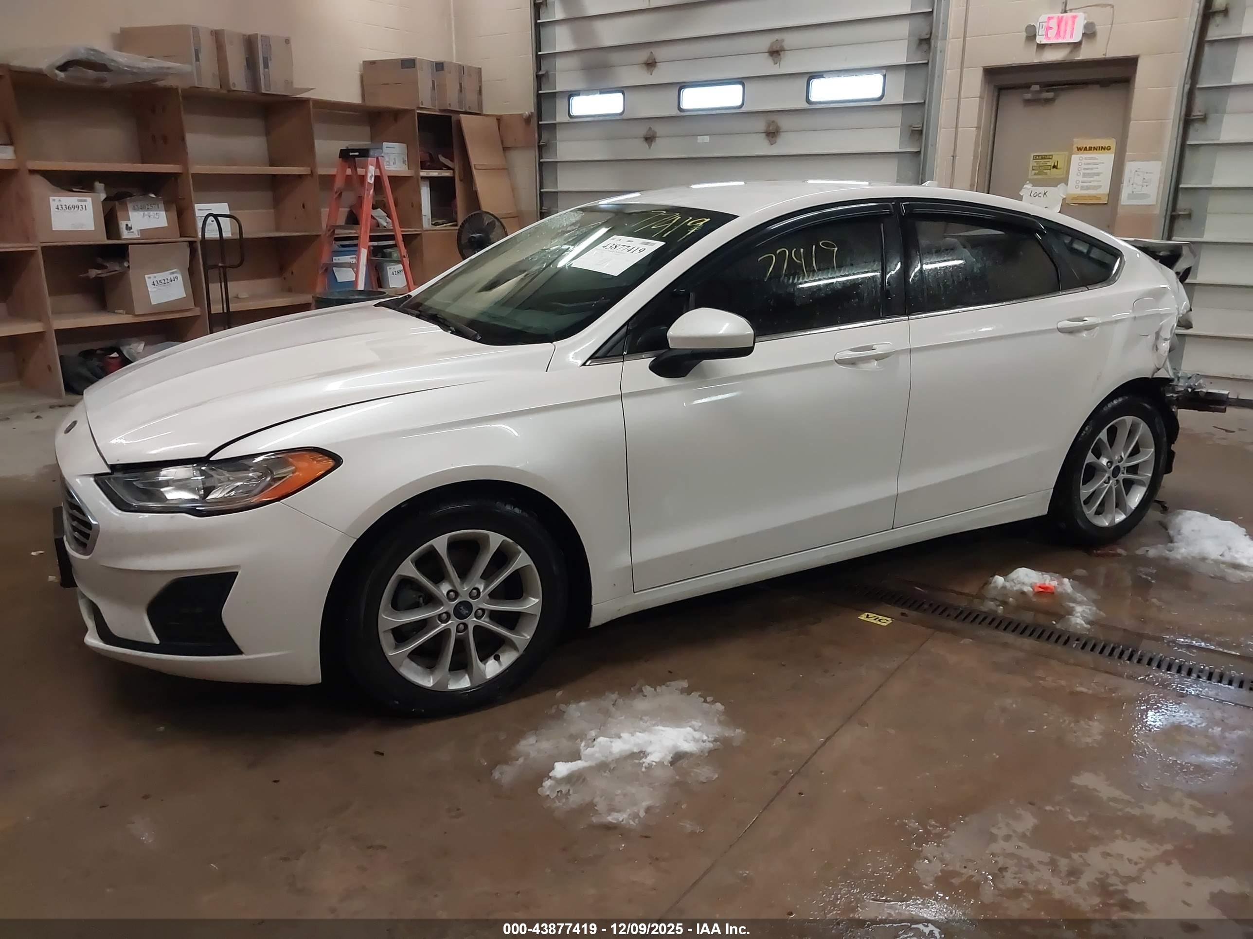 FORD FUSION image 2