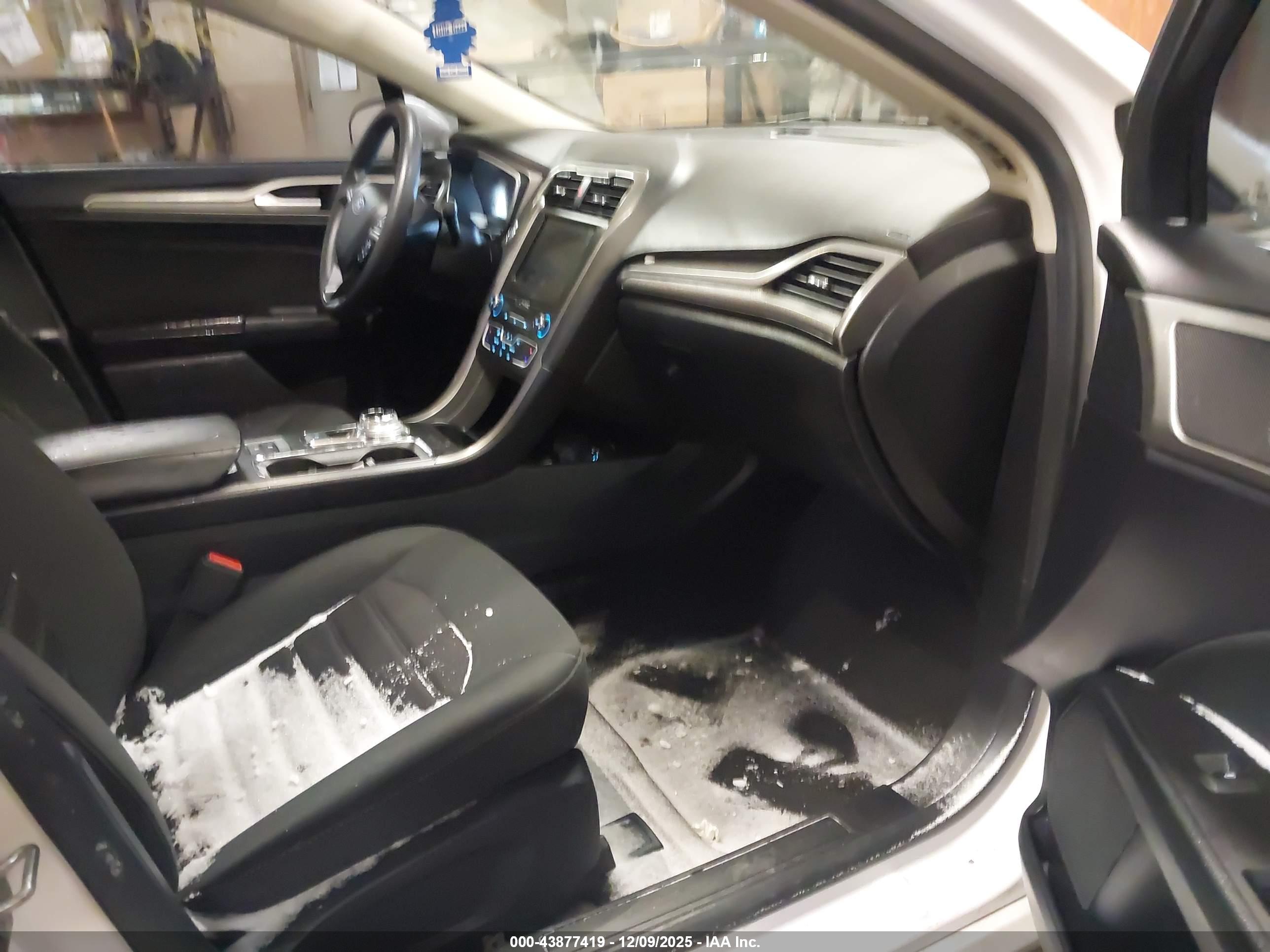 FORD FUSION image 5