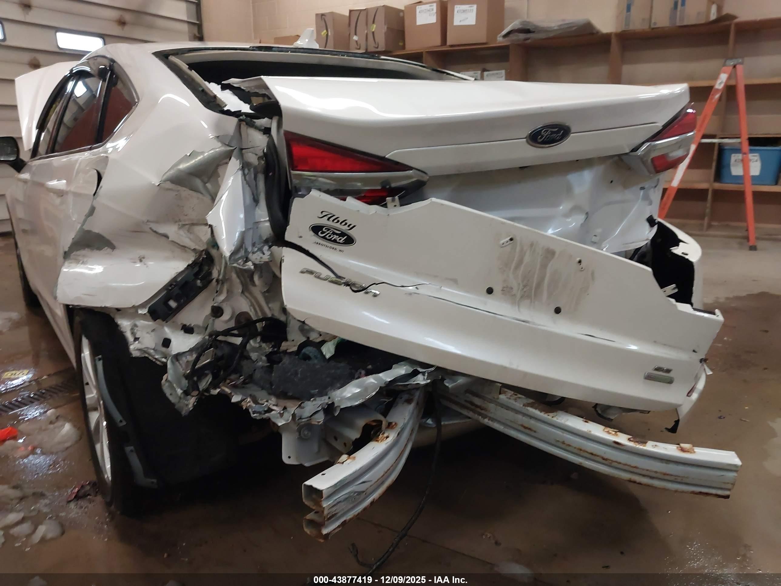 FORD FUSION image 6