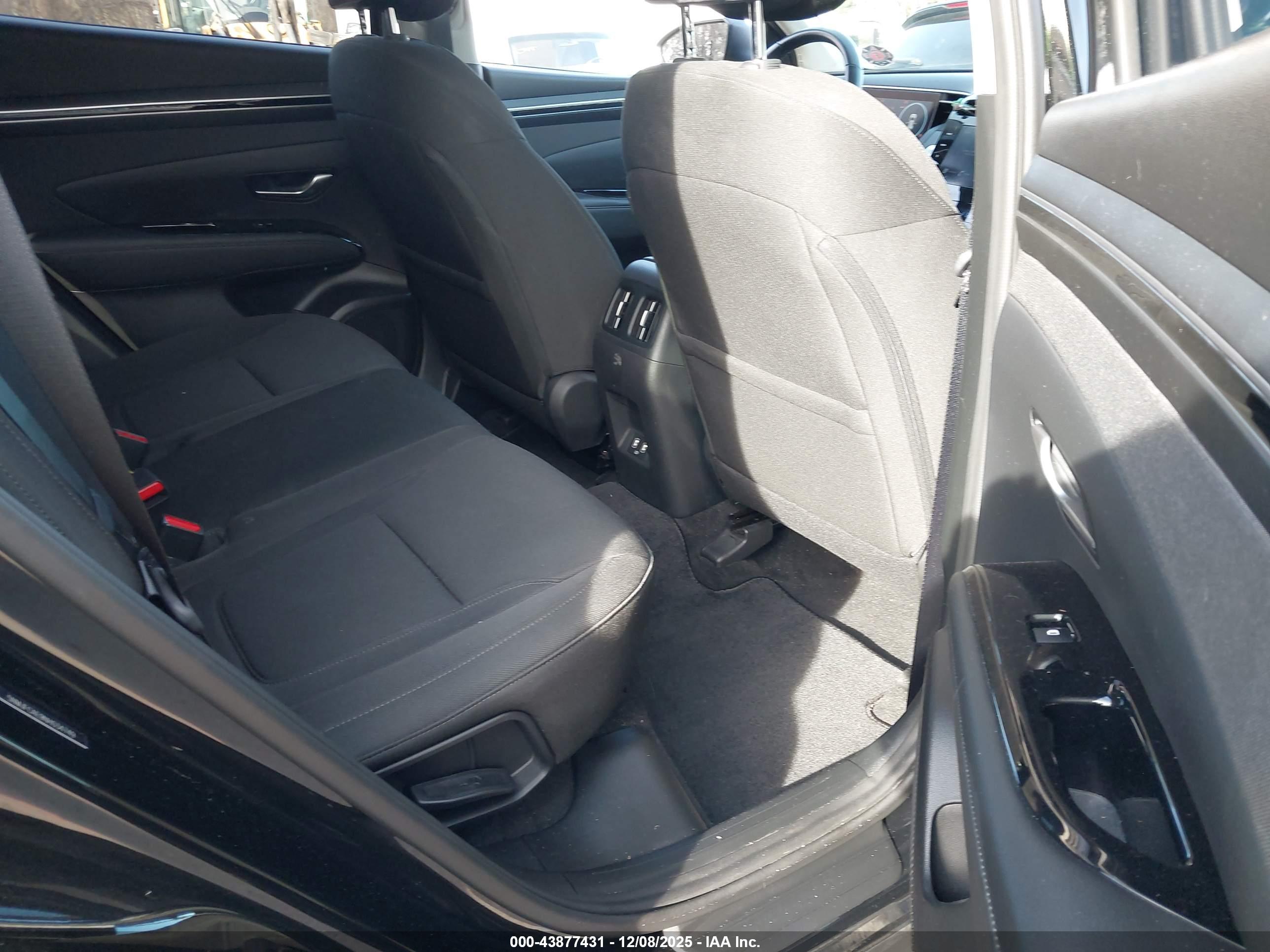 HYUNDAI TUCSON image 8