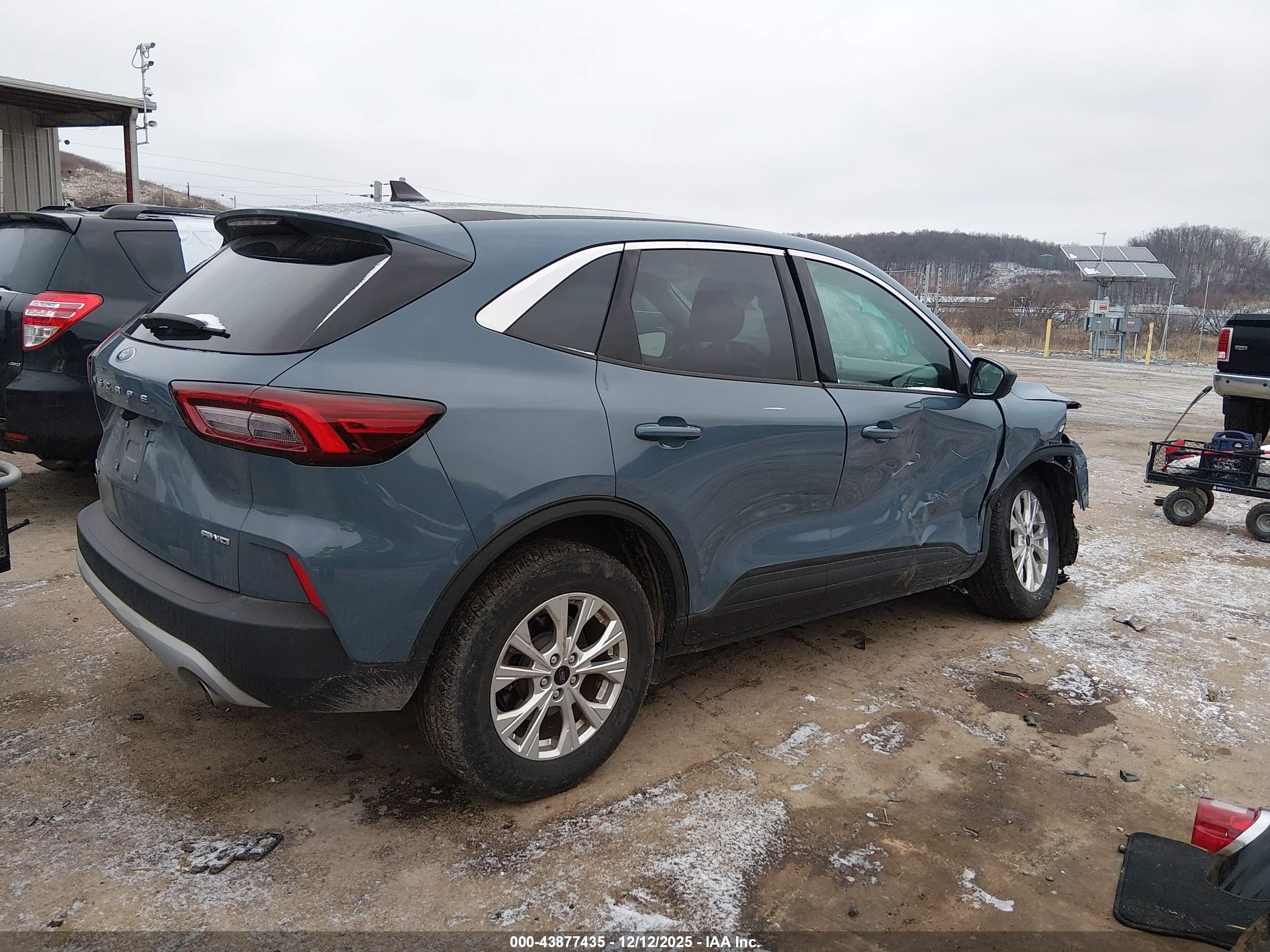 FORD ESCAPE image 4