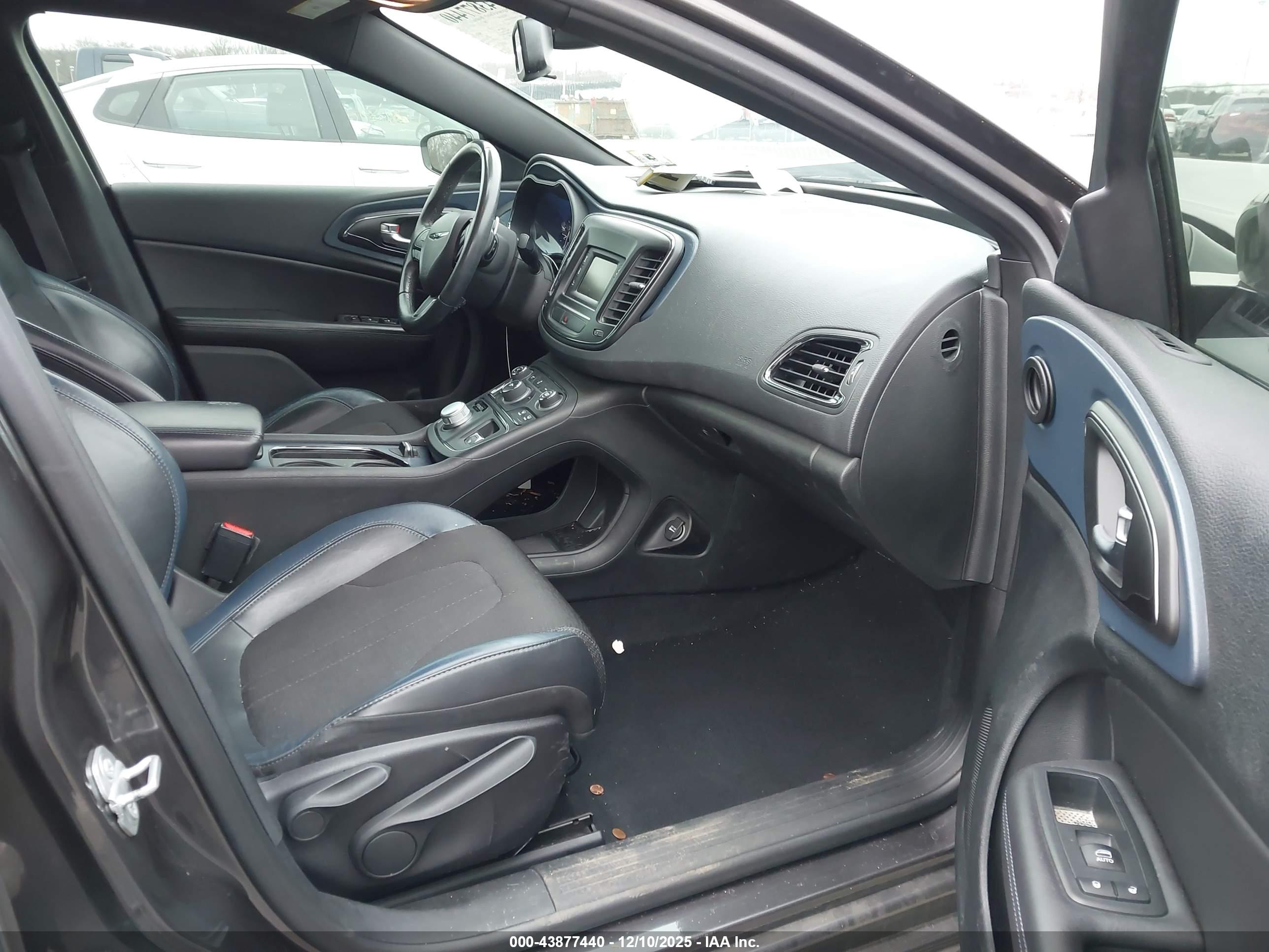 CHRYSLER 200 image 5