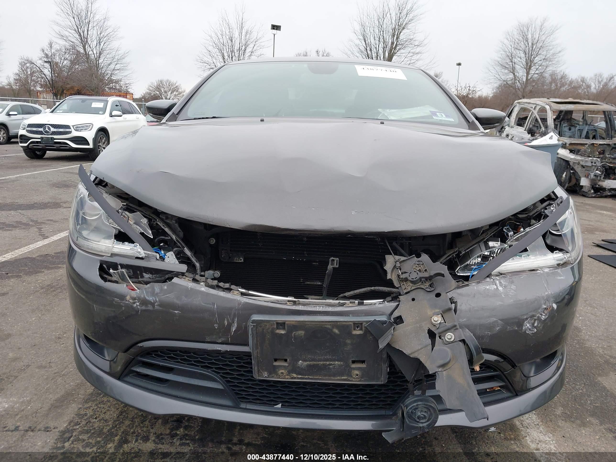 CHRYSLER 200 image 6